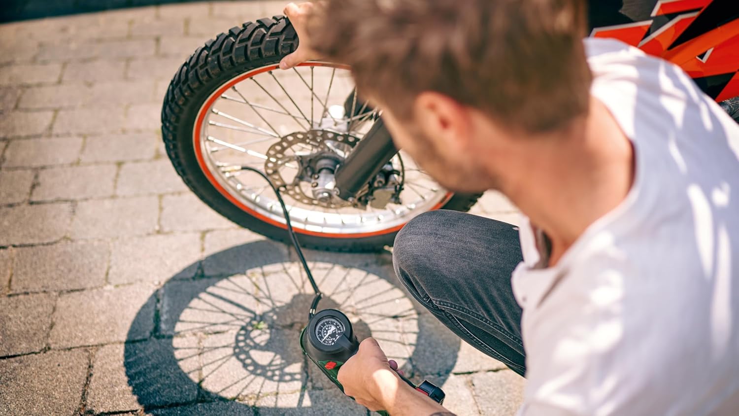 Close-up of the Bosch UniversalPump 18V hose and adapters