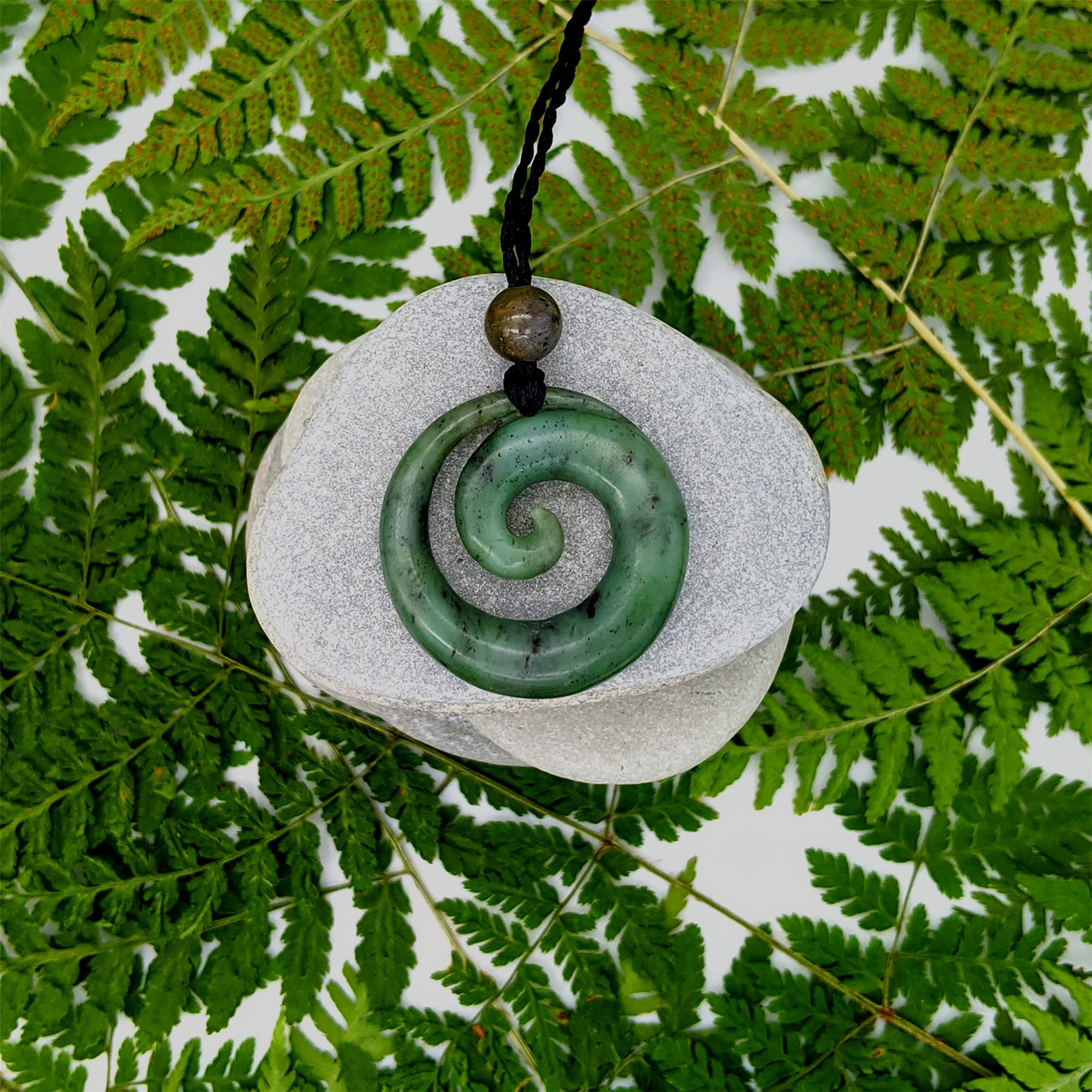81stgeneration Nefryt jadeitowy koru spiralny naszyjnik z wisiorkiem w stylu maoryskim dla mężczyzn - damski amulet z naturalnego kamienia zielonego - plemienny ręcznie rzeźbiony design - biżuteria z