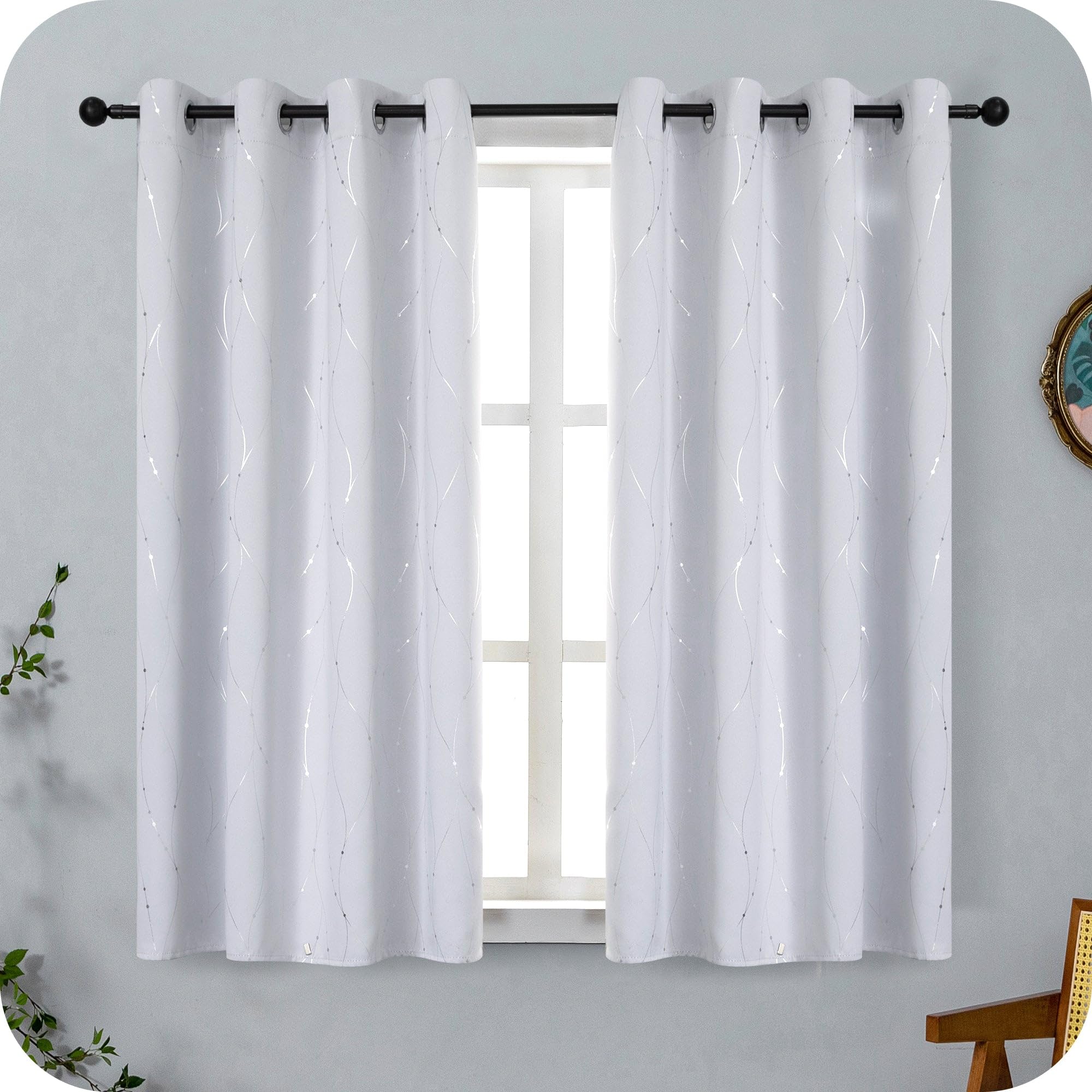 Rideau tressé argenté blanc glace pour illuminer un salon moderne
