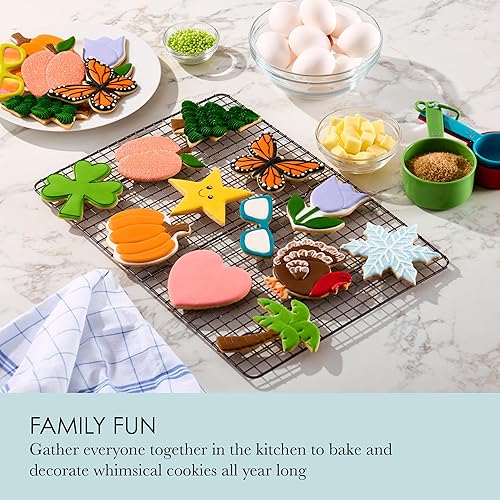 Miniatura 6 de Chicago Metallic Juego de cortador de galletas en tarro de cristal, 12 piezas, plateado