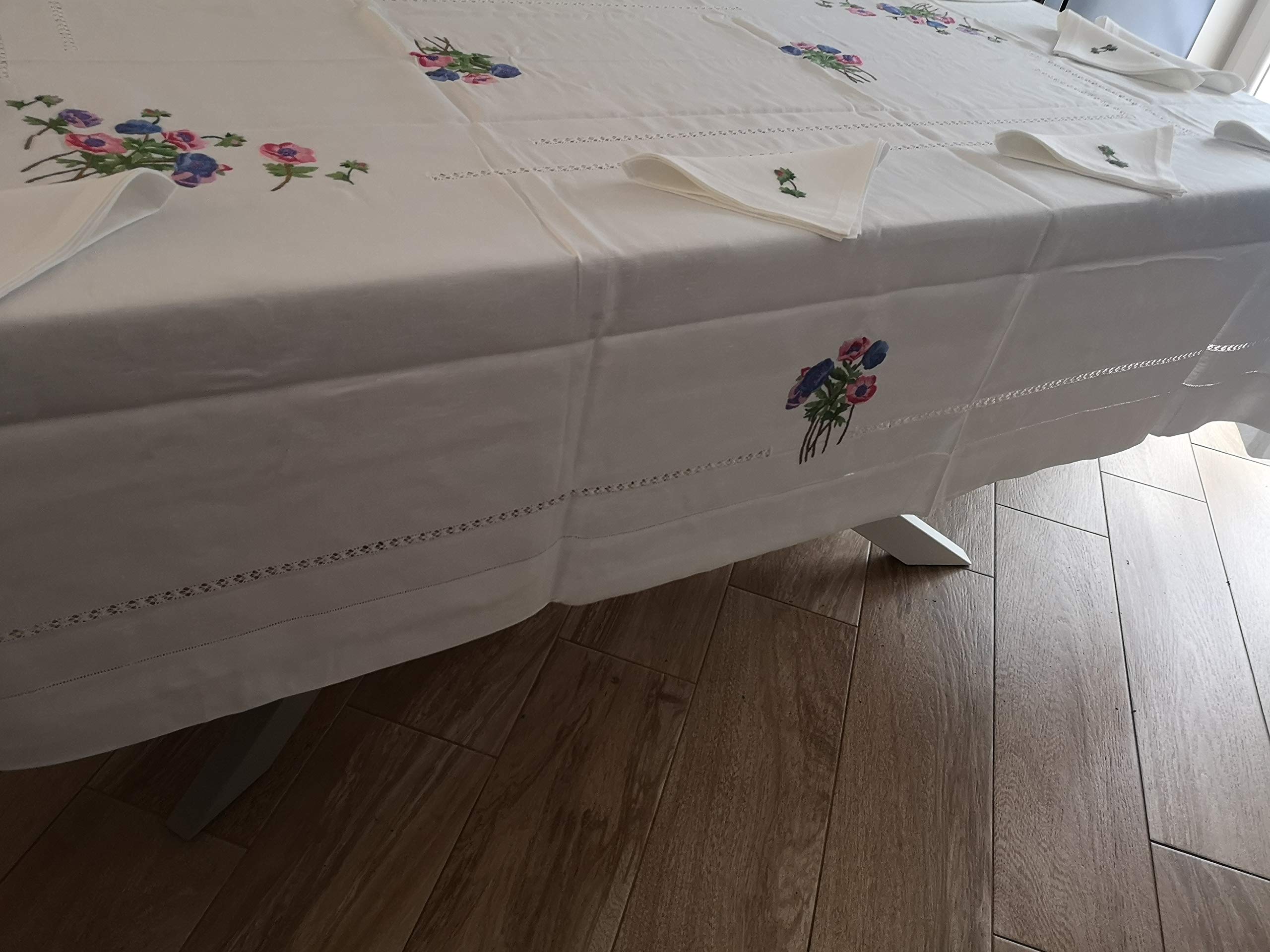 Tischdecke aus reinem Leinen mit Stickerei Lilien und handbemaltem Stich