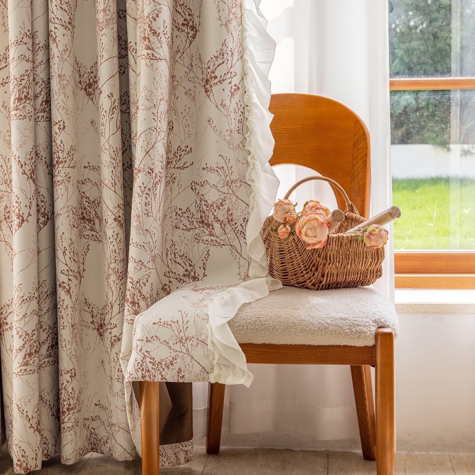 Rideau occultant à motifs fleurs et volants pour décorer une chambre d'enfant cosy