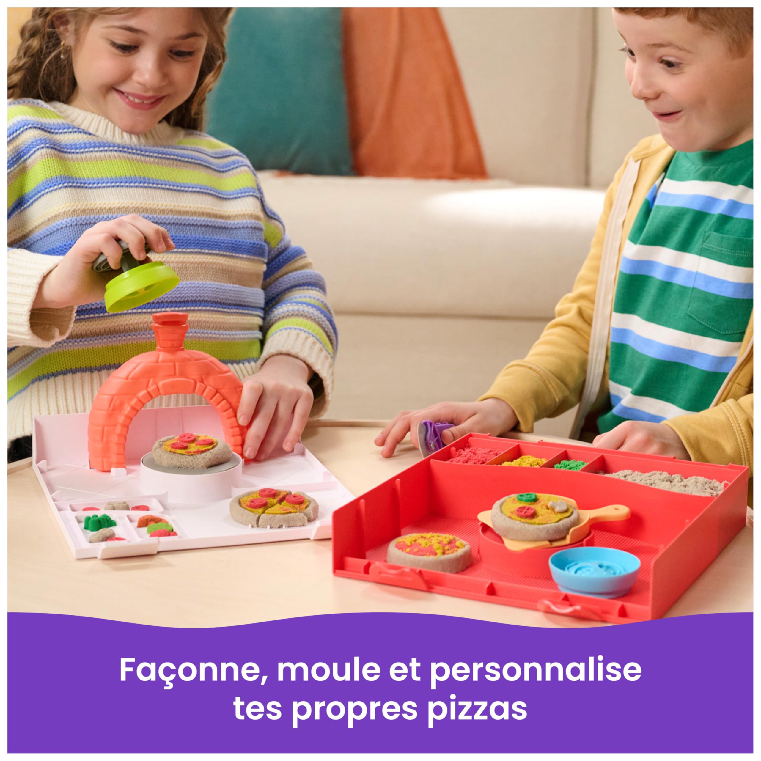 Kinetic Sand Sable Magique - Atelier À Pizza Magique 453 G + 2 Accessoires - Sculptez à l'Infini ce Sable Coloré comme de la Pâte à Modeler - Jouet Sensoriel - Jouet Enfant 5 Ans Et +