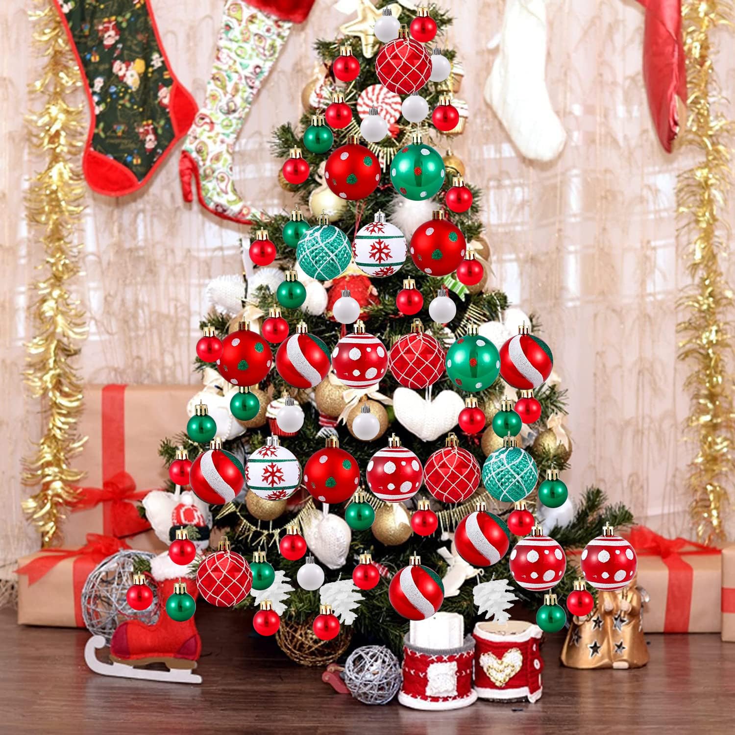 Albero Di Natale Con Le Decorazioni Rosse E Gialle Fotografia Stock Albero Di Natale Con Le Decorazioni Rosse E Gialle Image82822170