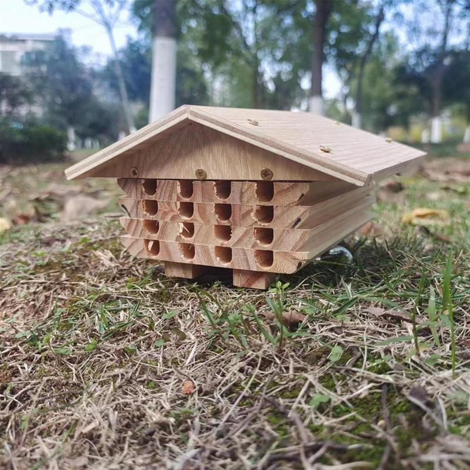 Bee House - Caja de anidación hecha a mano para habitación de abejas que atrae a los polinizadores de abejas pacíficas para mejorar las herramientas de jardín