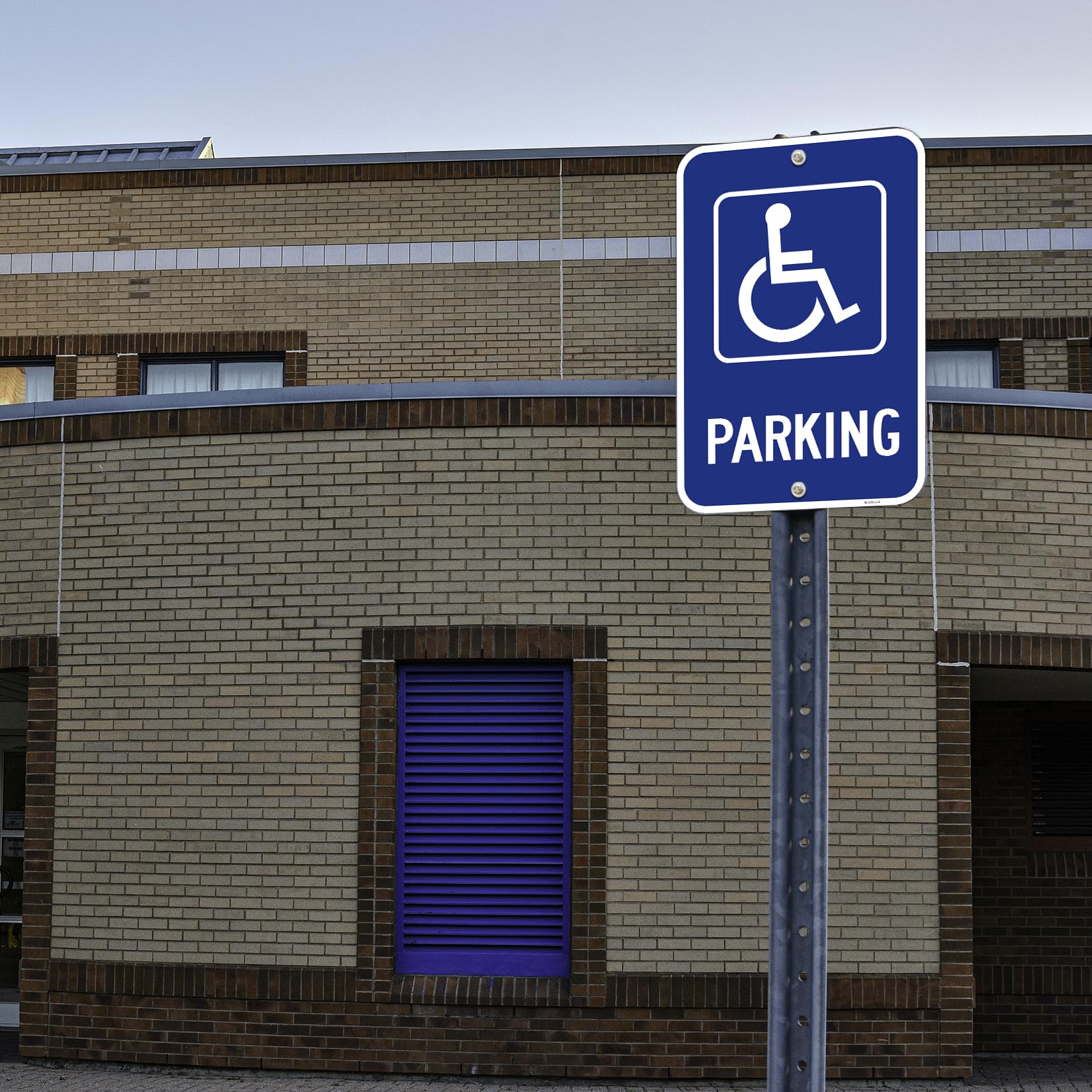Letrero grande (4 unidades) de estacionamiento para discapacitados, 12 x 18 pulgadas, aluminio reflectante sin óxido, resistente a la decoloración, 2 agujeros preperforados fáciles de montar