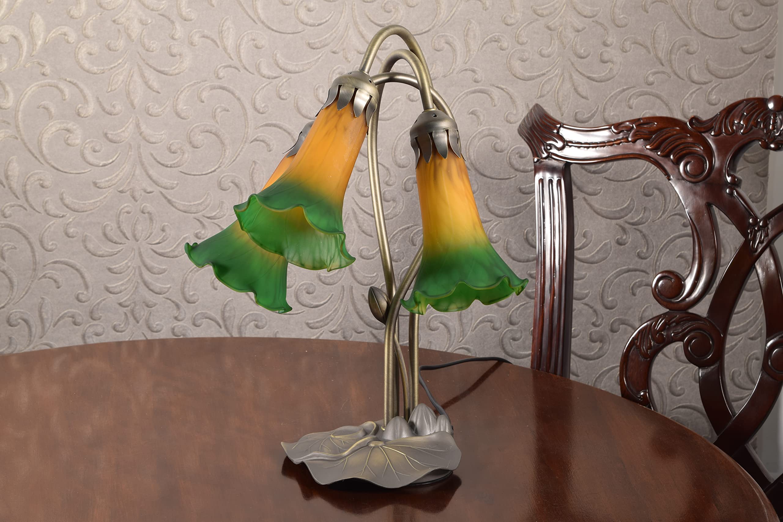 Lámpara de mesa de estilo modernista con forma de nenúfar y pantallas con forma de flores de vidrio y metal.