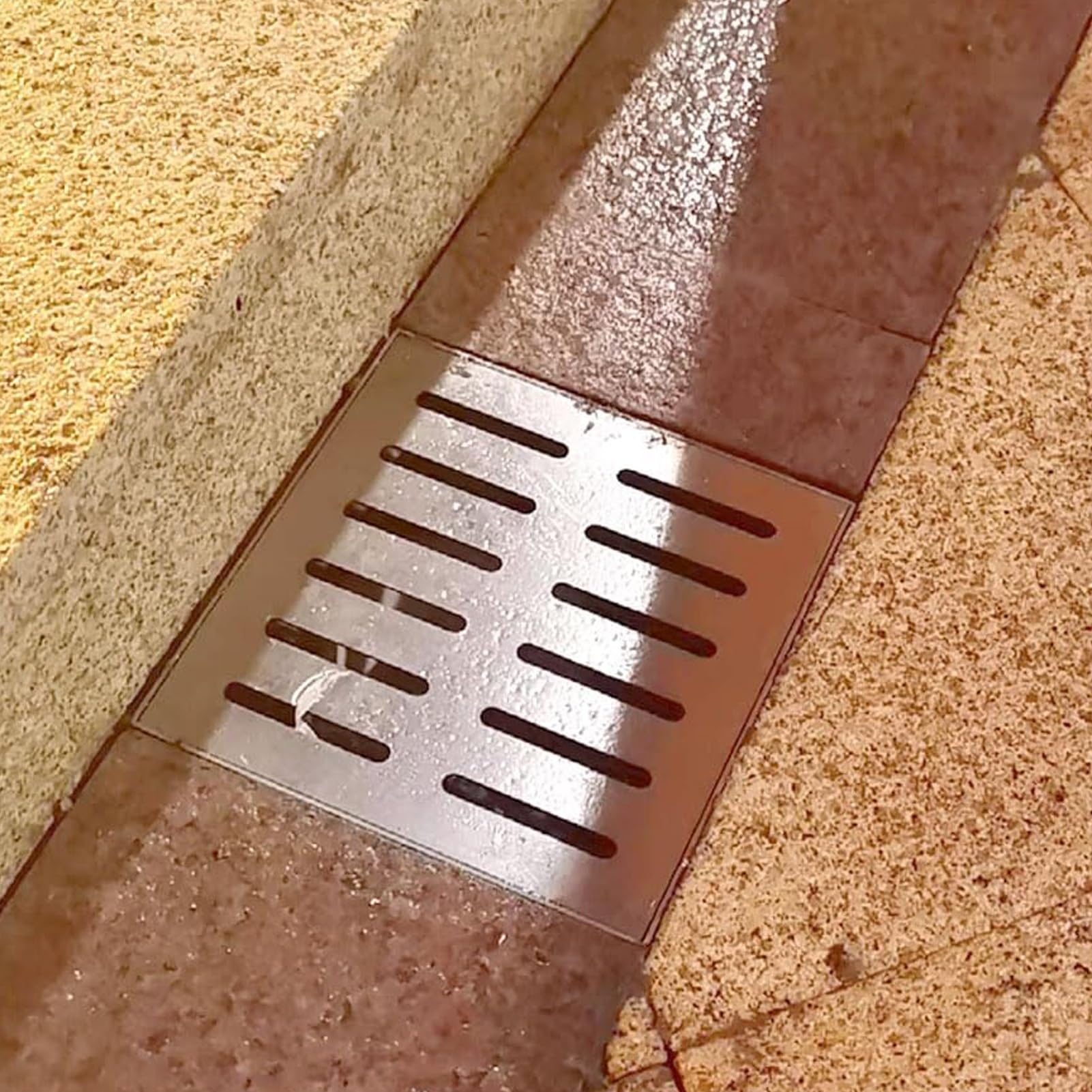 Kwadratowa pokrywa włazu ze stali nierdzewnej – dekoracyjny ruszt odpływowy do zlewów, szamba i ogrodu – 60 cm (23,6") z dwurzędowym otworem