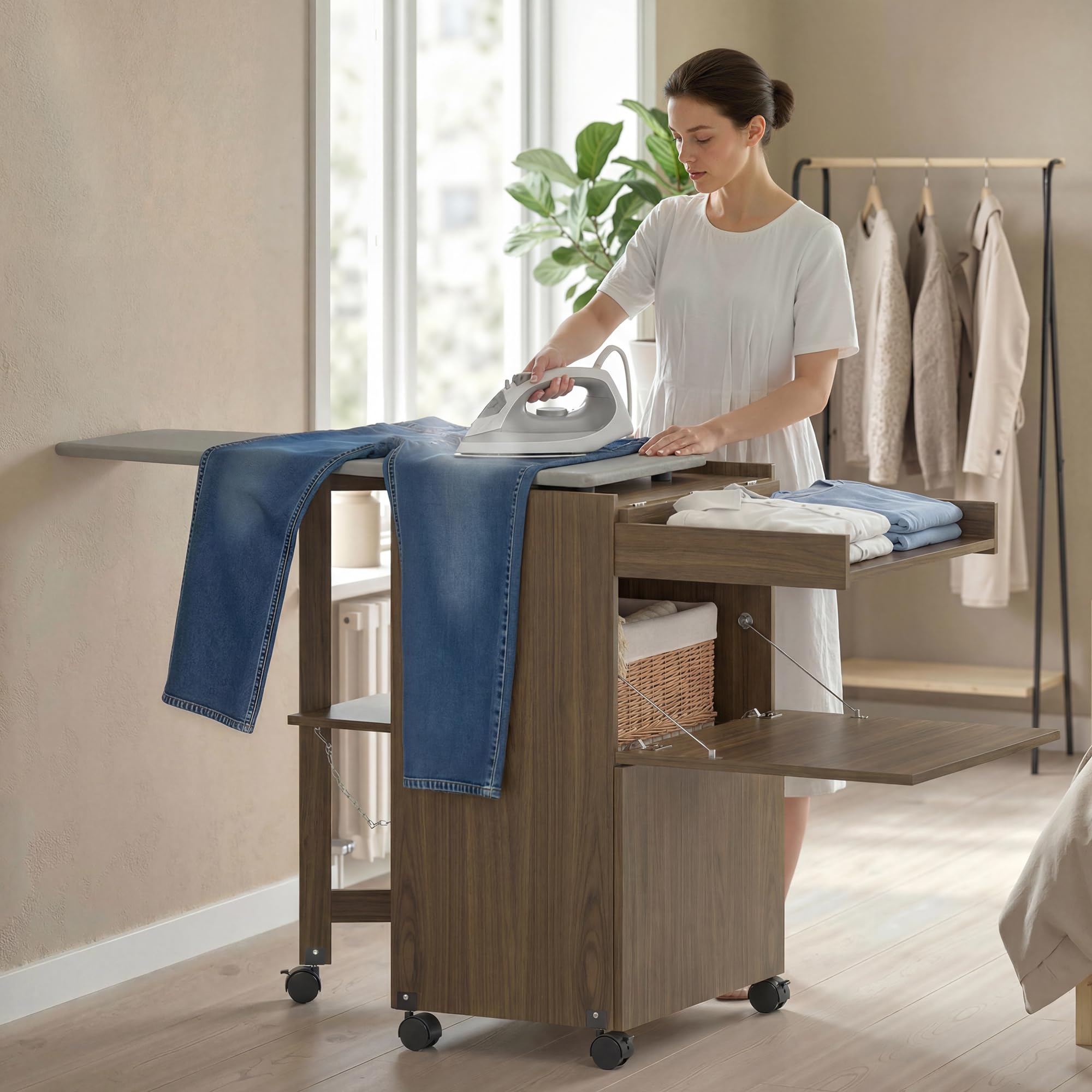 HOMCOM Bügeltisch, zusammenklappbar, mit Rädern, 154 x 55 x 87 cm, Braun | Bügeleisenhalter, Mehrzweckschrank mit Ablagen, offenes Fach, für Waschküche, Badezimmer
