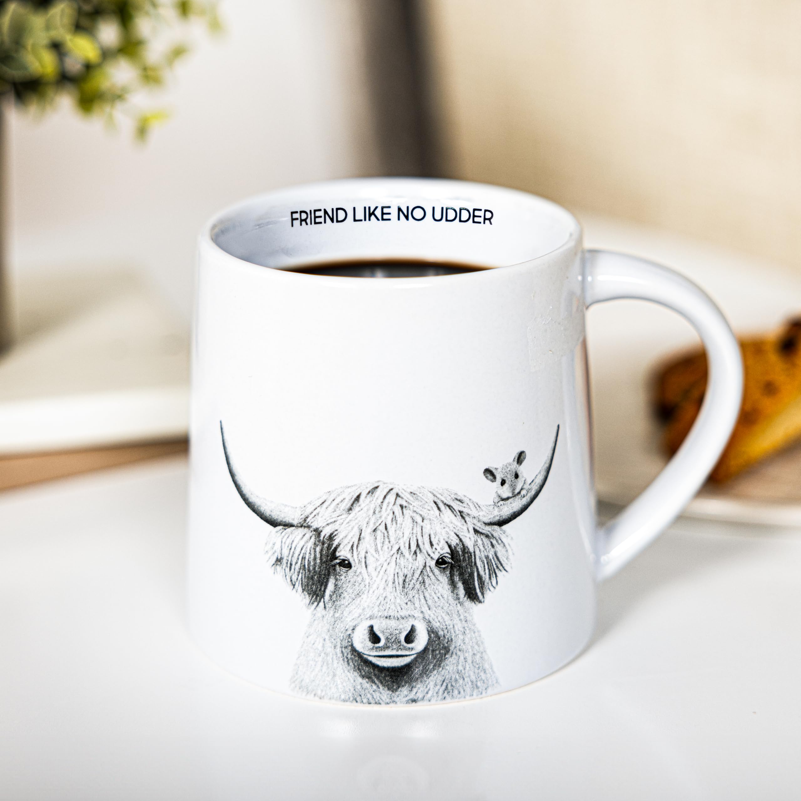 Pavilion Gift Company - Friend Like No Udder - Taza de café de 17 onzas, diseño de vaca de las tierras altas y ratón de campo