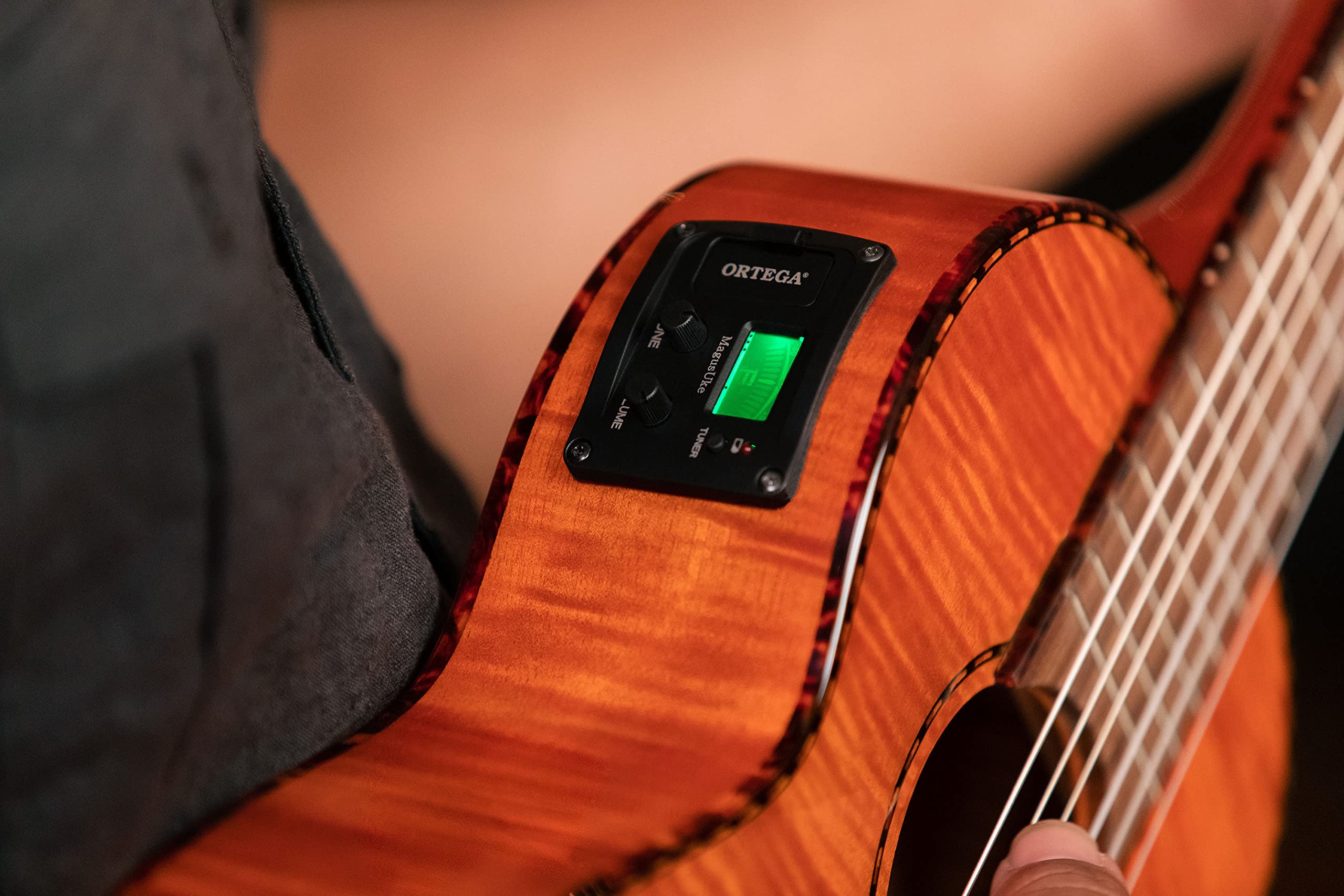 Ortega Guitars Reise Gitarre Elektro-Akustisch – Mini Travel Series – Geflammtes Mahagoni, Hochglanz Natur (RGLE18FMH)