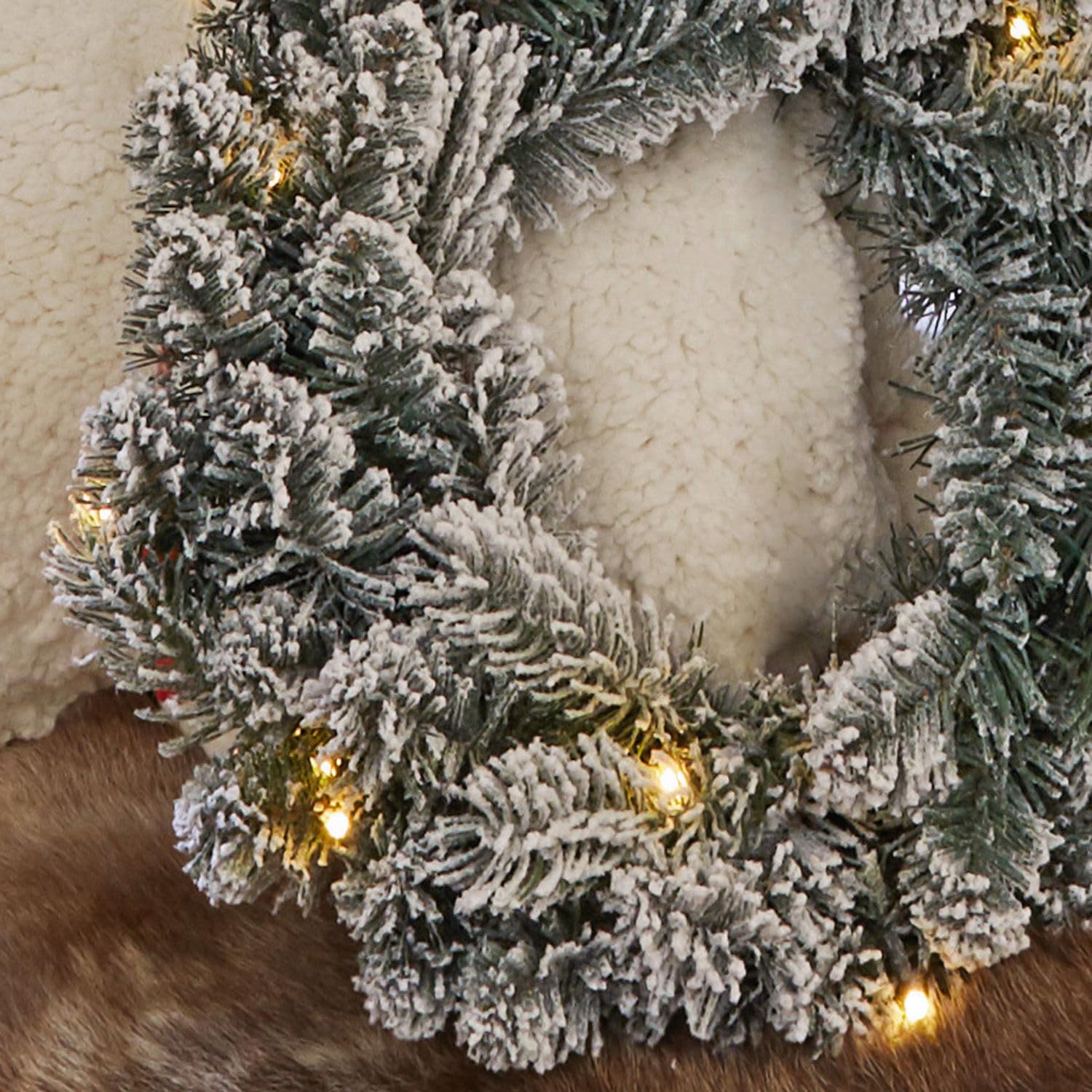 Loberon Kranz 5er Set Ellaria, unterschiedliche Größen, naturnahes Design, integrierte Lichterkette, festliches Wohnaccessoire, Weihnachtsdekoration, Weihnachten, Kunststoff, grün/weiß | unterschiedliche Größen - naturnahes Design - integrierte Lichterket