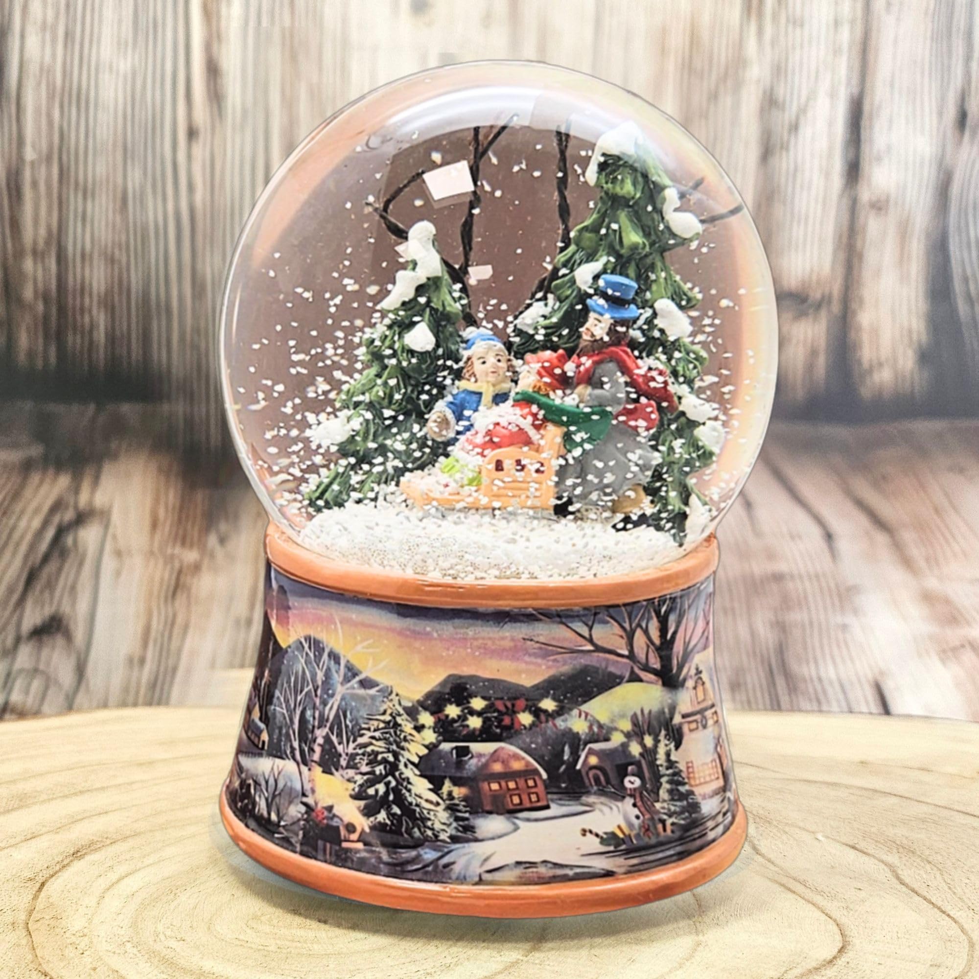 Boule à neige de Noël avec musique - Promenade d'hiver en famille et traîneau - Socle paysage d'hiver ocre - Hauteur : 14 cm - Largeur : 10 cm - Boule à secouer Noël et hiver avec boîte à musique