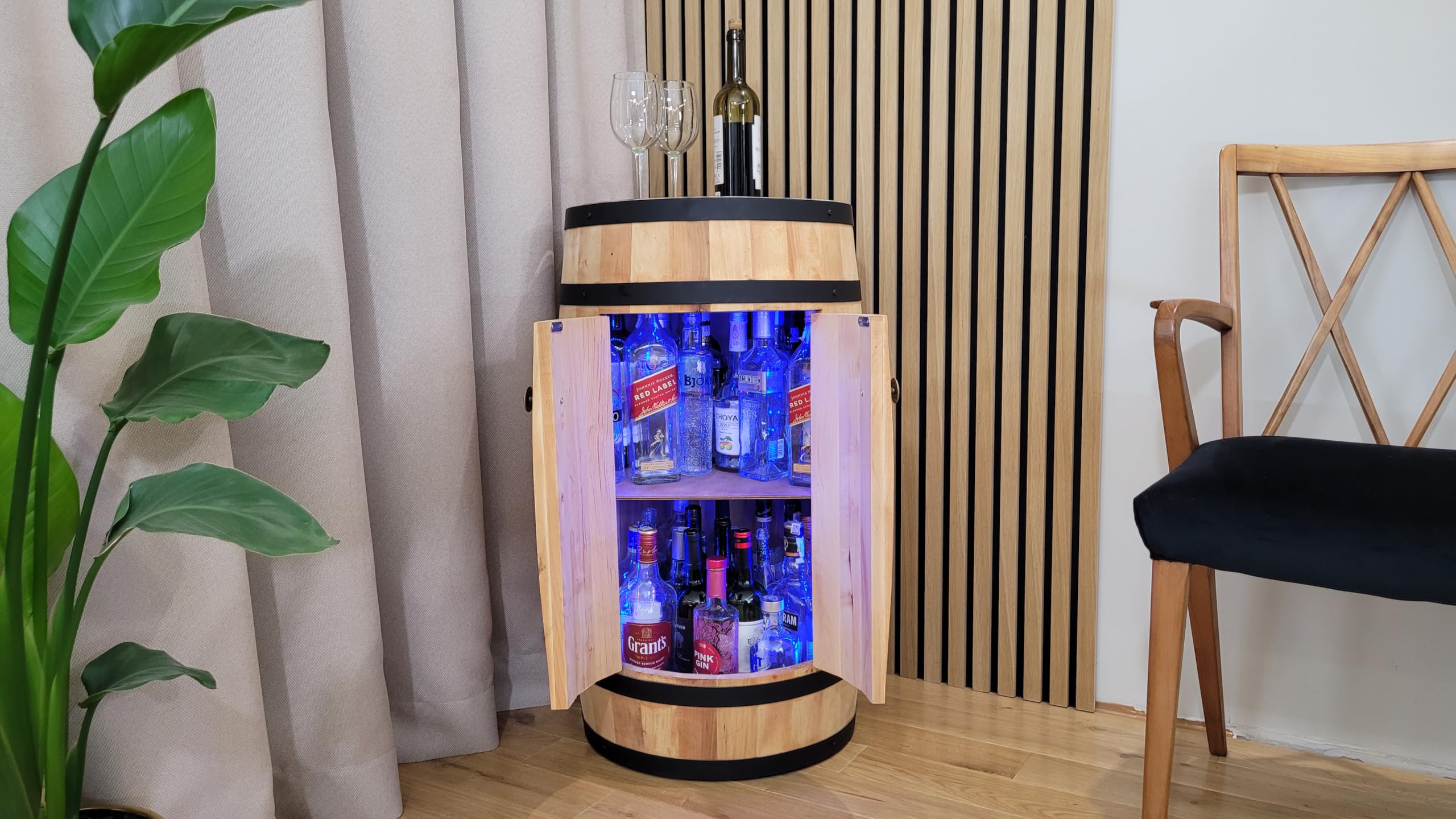 weeco Tonneau en Bois avec 4 Roues, Portes et éclairage USB RGB. Étagère en Bois de hêtre Solide et Renforts en métal - Tonneau Bar - Casier à Vin - Armoire de Bar (Marron Clair/chêne)