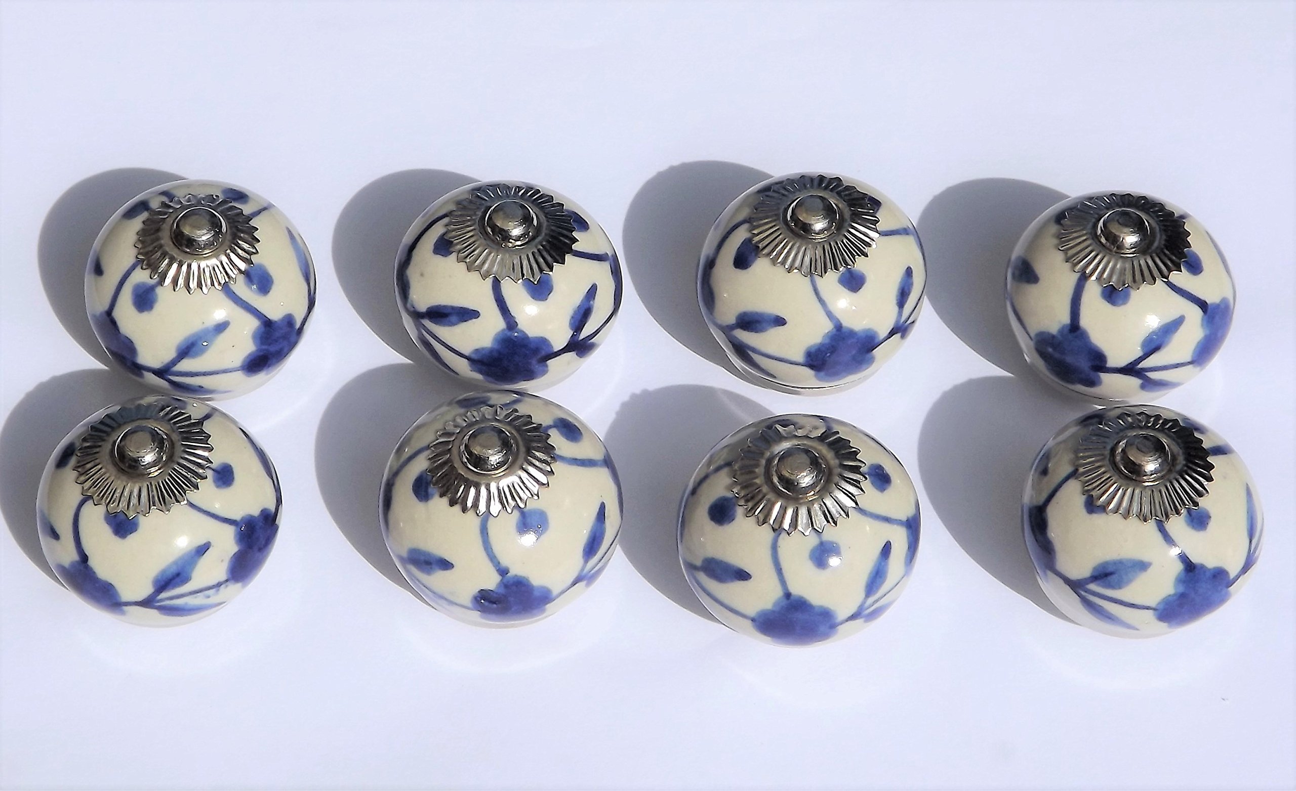 Bouton de meuble en céramique pour transformer un placard terne avec des fleurs bleues