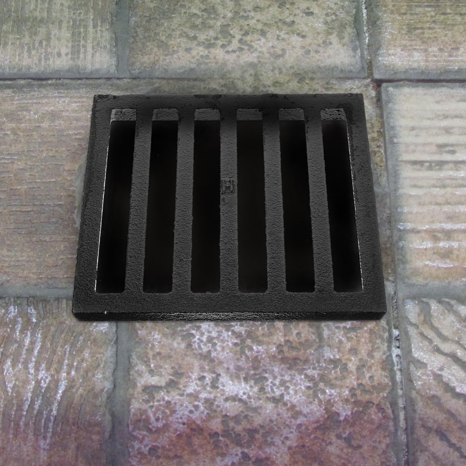 Quadratischer Eisen Bodenablaufdeckel in Schwarz gegen Gerüche