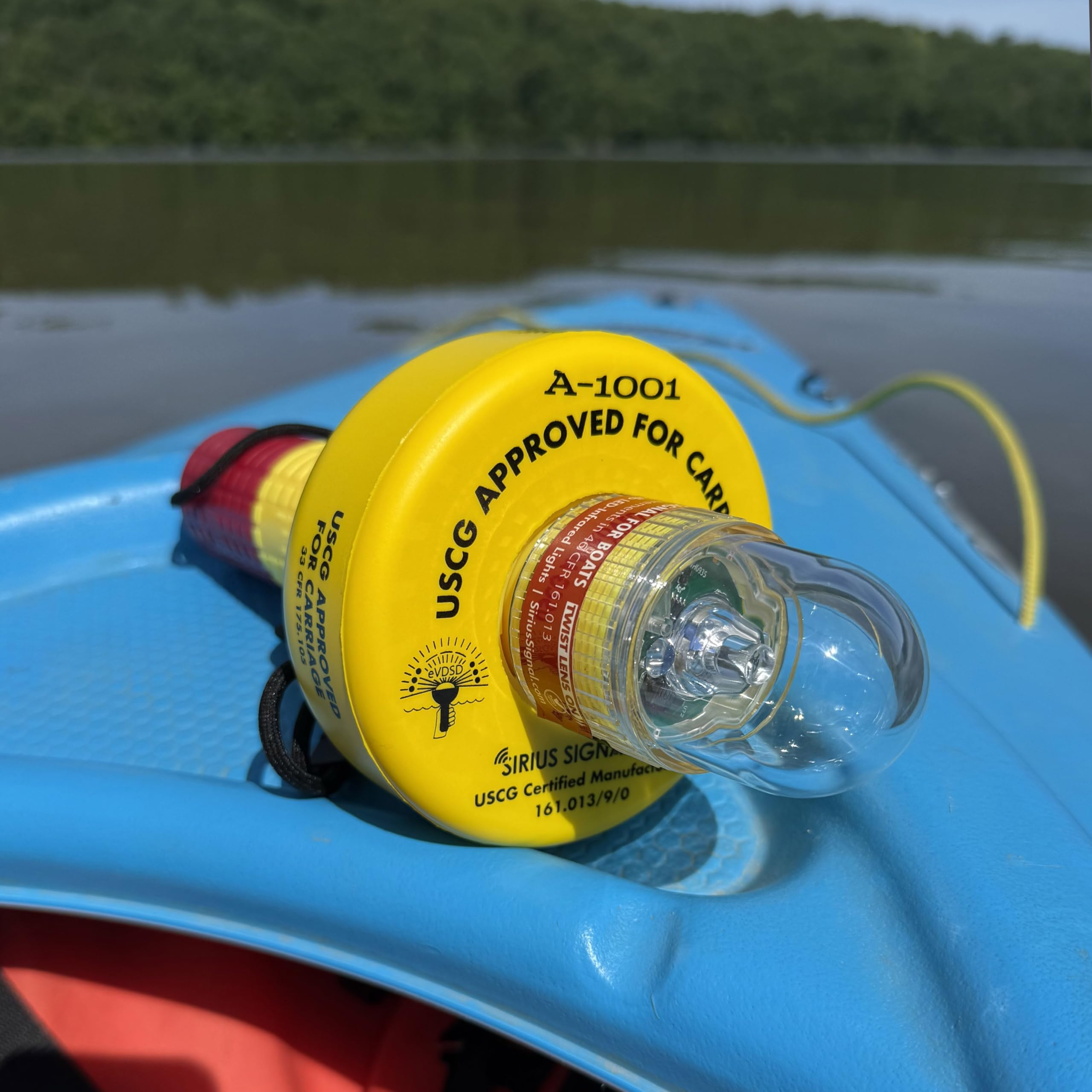 Sirius Signal A-1001 SOS LED 3 en 1 señal de emergencia con mini baliza solo, blanco e infrarrojo, aprobado por USCG, incluye soporte de pantalla, bandera diurna y silbato