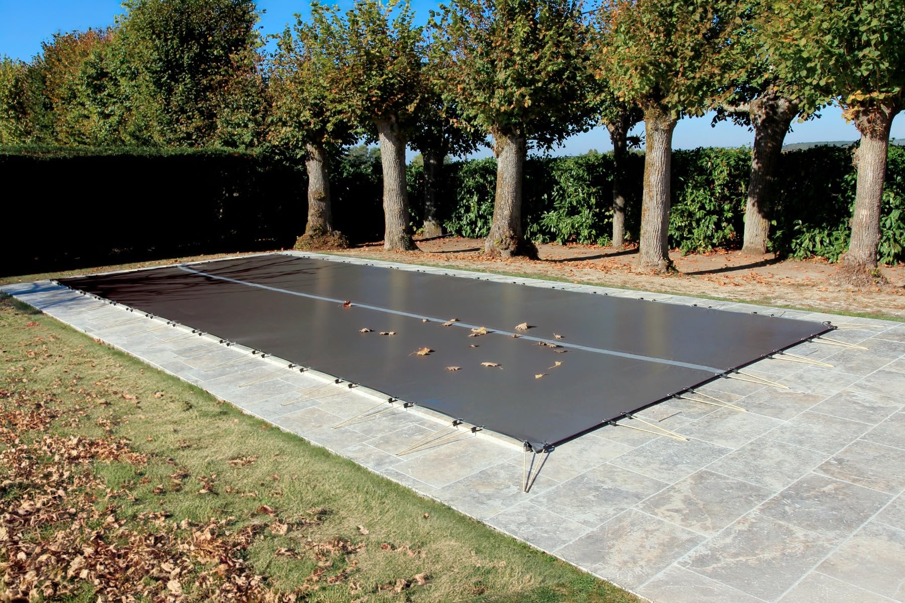 Bâche d'Hivernage Anthracite 8,60 x 4,60 m Piscine Maximum 8 x 4 m avec Grille Centrale d'Evacuation - Fabrication Française - Direct Usine - 550 g/m² - Livrée avec Sandows Cabiclic + Pitons Crosse