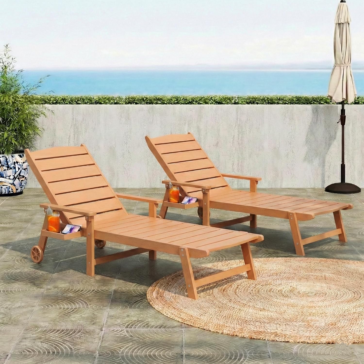 Outdoor-Liegestuhl mit Rollen, 2 m Lange Sonnenliege, 5-Fach verstellbare Rückenlehne (Flache Liegeposition), ausklappbares Seitentablett, wetterfest, für Pool, Terrasse und Strand