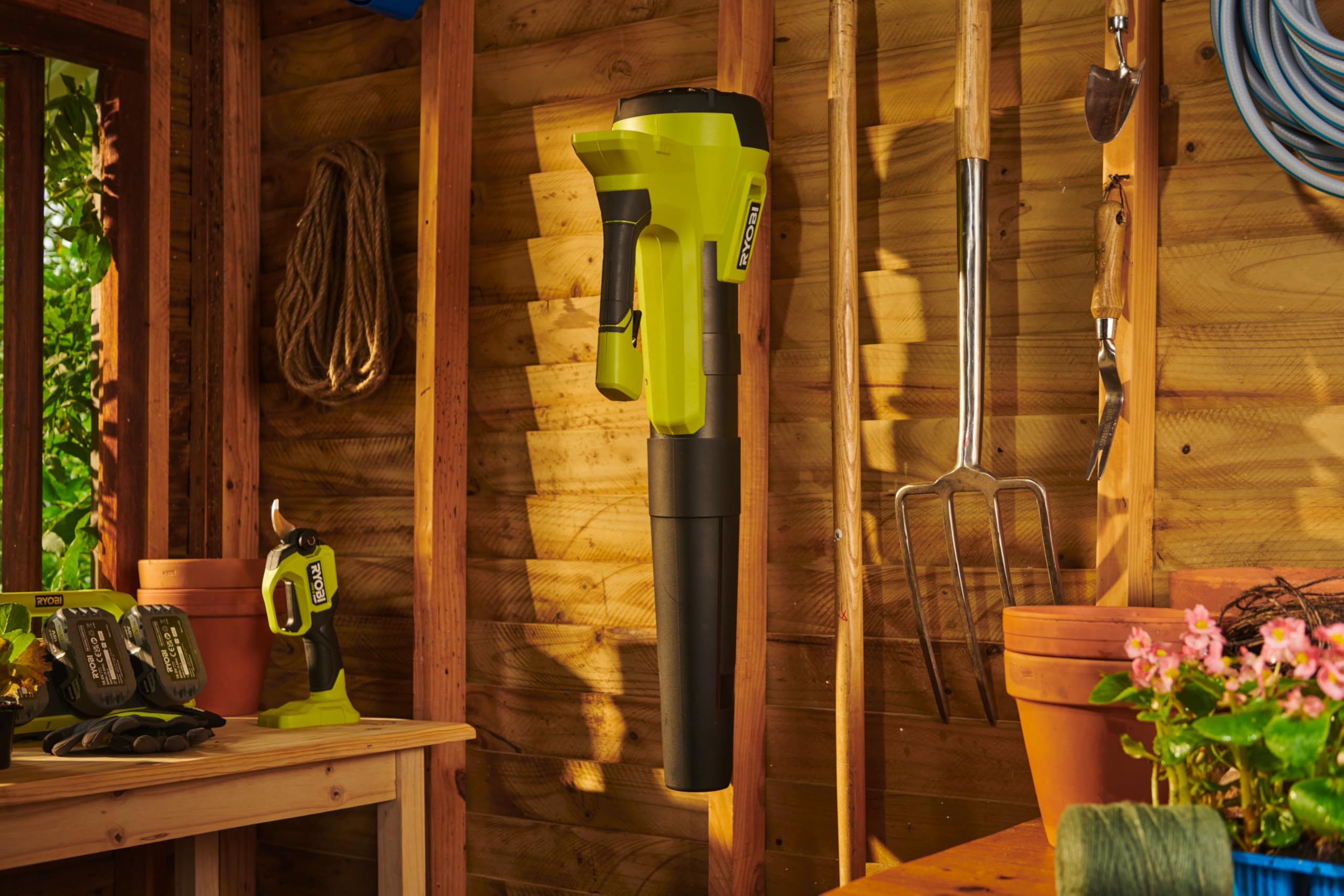 Ryobi RY18BLB-0 Soplador inalámbrico One+ de 18 V (batería y Cargador no incluidos) | RY18BLB-0, Hyper Green, diseño de ventilador axial, alta velocidad de aire, limpia hojas y desechos