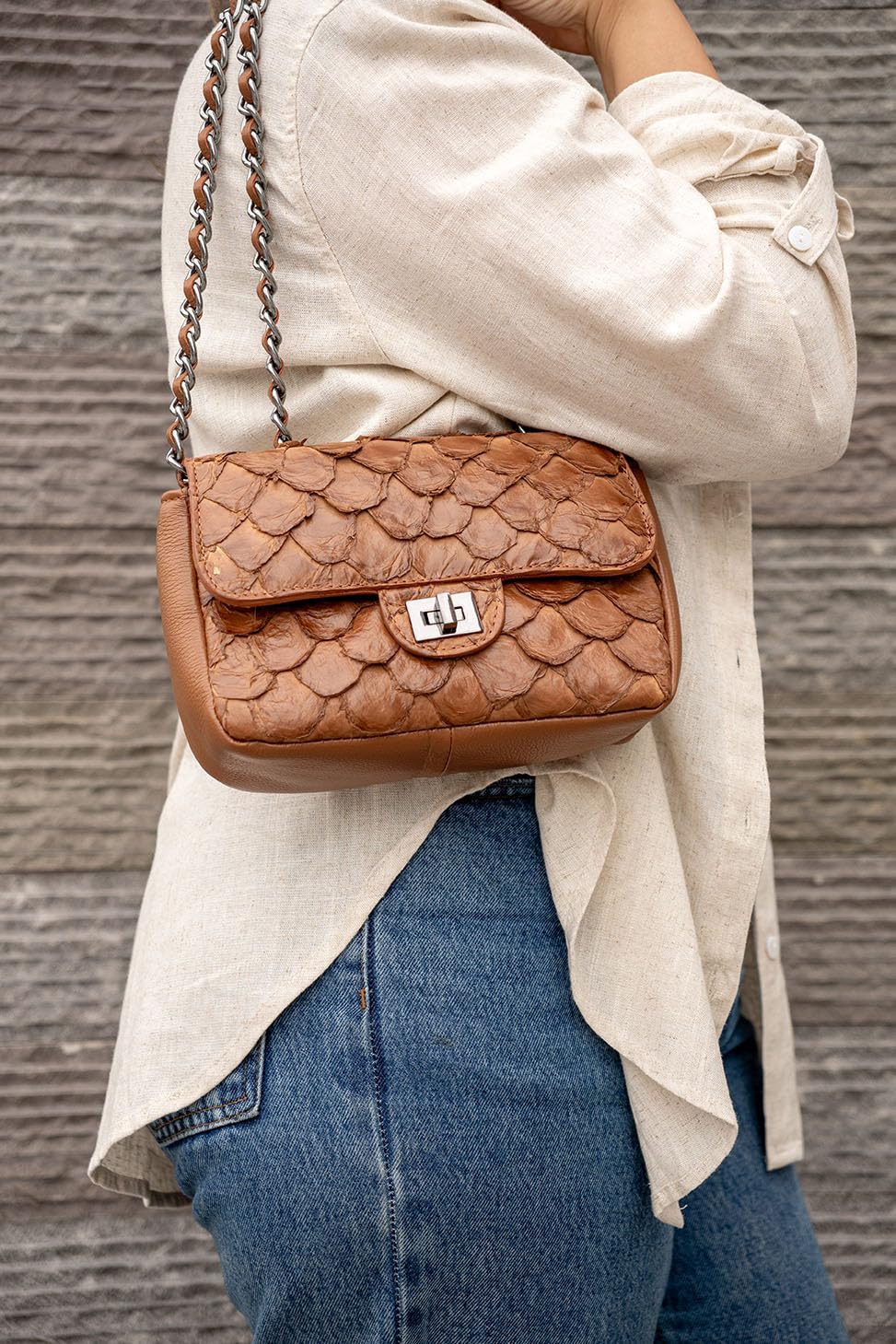 Bolsa Feminina Isla em Couro Legítimo de Pirarucu, Sustentável, Tamanho Único – Marca Sool em promoção! Veja a oferta e mais achadinhos de Bolsas 9 Hoje é o melhor dia para comprar Bolsa Feminina Isla em Couro Legítimo de Pirarucu, Sustentável, Tamanho Único – Marca Sool com aquele preço maroto! Promoção! Aproveite a oferta! 9