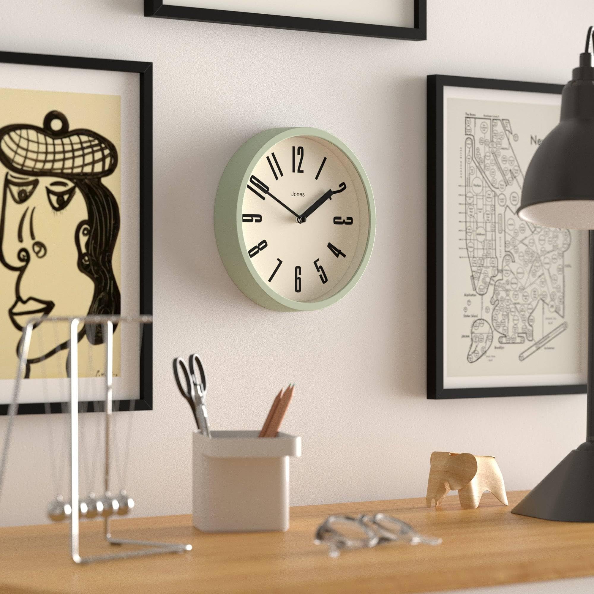 Jones Clocks® Hot Tub Orologio a parete | Piccolo orologio a tondo retrò | 20cm | Verde pallido | Numeri facili da leggere | Ideale per cucina, ufficio, stanza dei bambini, spazi grandi o piccoli