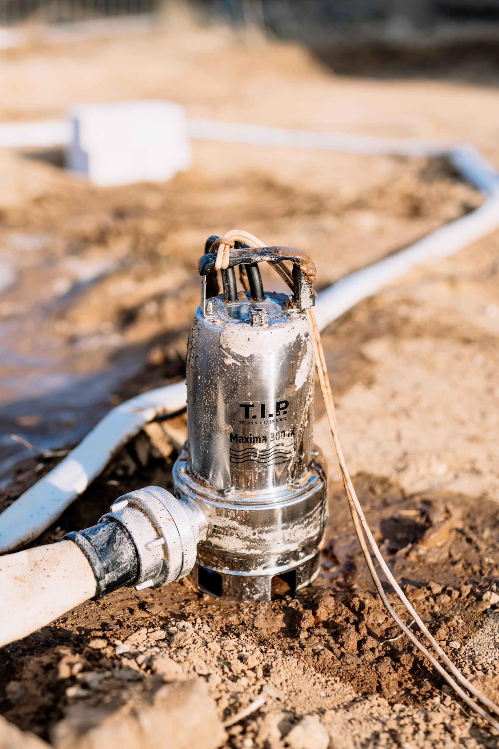 T.I.P. Bau- und Industriegewebeschlauch - Feuerwehrschlauch 15 m (mit zwei 2" C 52-Storz-Kupplungen, für alle Wasserpumpen bis 10 bar Druck, Schnellanschluss, zweifach gezwirnter Polyestergarn) 31090