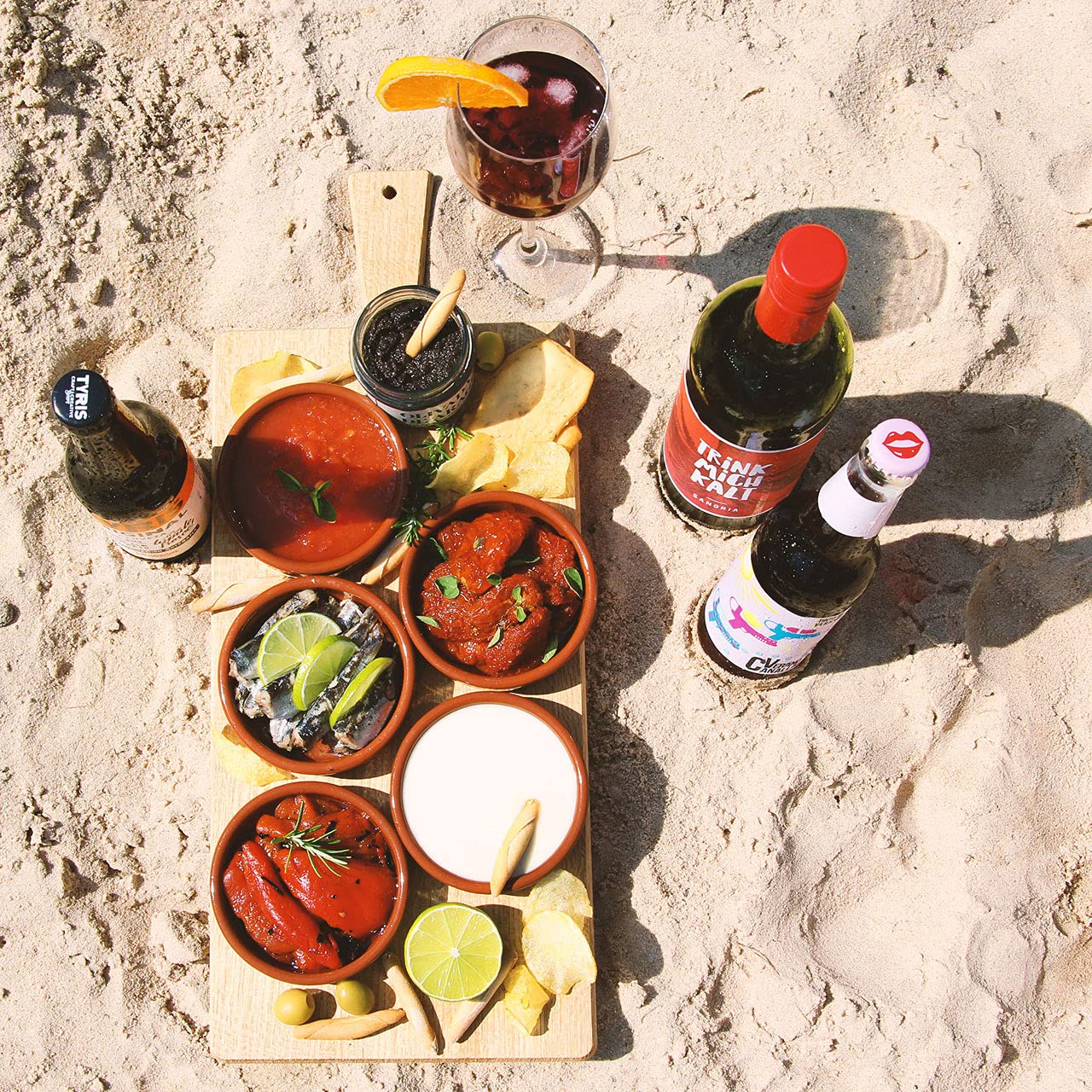 Präsentbox Urlaub für Zuhause - Gefüllter Geschenkkorb mit Sangría & mediterranen Leckereien von jamon.de