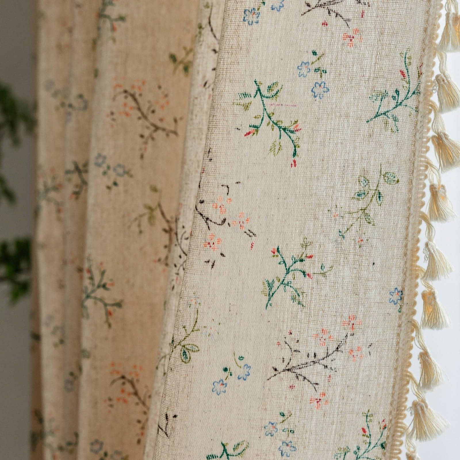 A.Monamour Rideau Voilage Passe Tringle Semi Occultant Opaque Coton Lin Floral Rural Boho Décoration Fenêtre Court Rideau de Porte avec Glands à Pompons pour Salon Chambre Cuisine, 1 Panneau