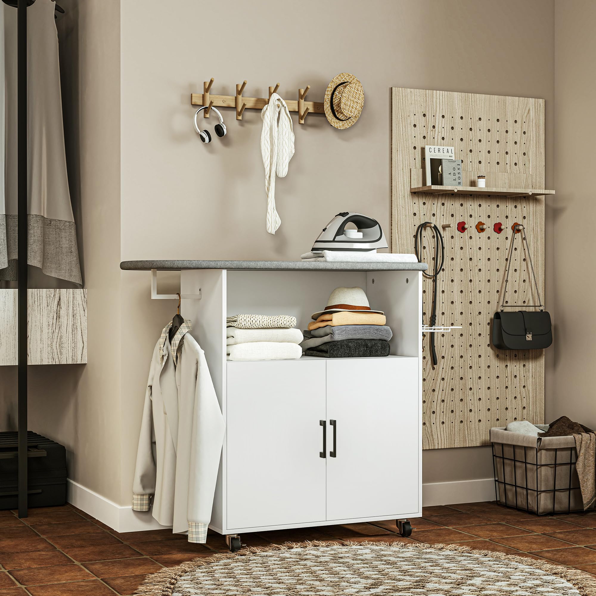 HOMCOM Armoire à repasser sur roulettes - Planche à repasser avec support de suspension - Tablette ouverte et planche à repasser - 125 x 43,5 x 102,5 cm - Blanc