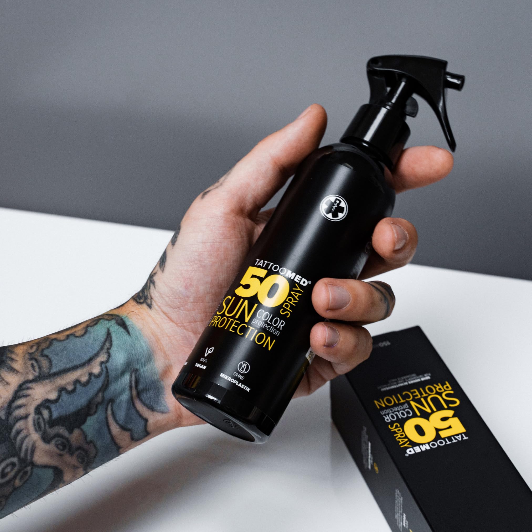 Tattoomed Sun Protection SPF 50 Spray – Protection solaire puissante spécialement conçu pour les peaux tatouées – Flacon vaporisateur (150 ml)