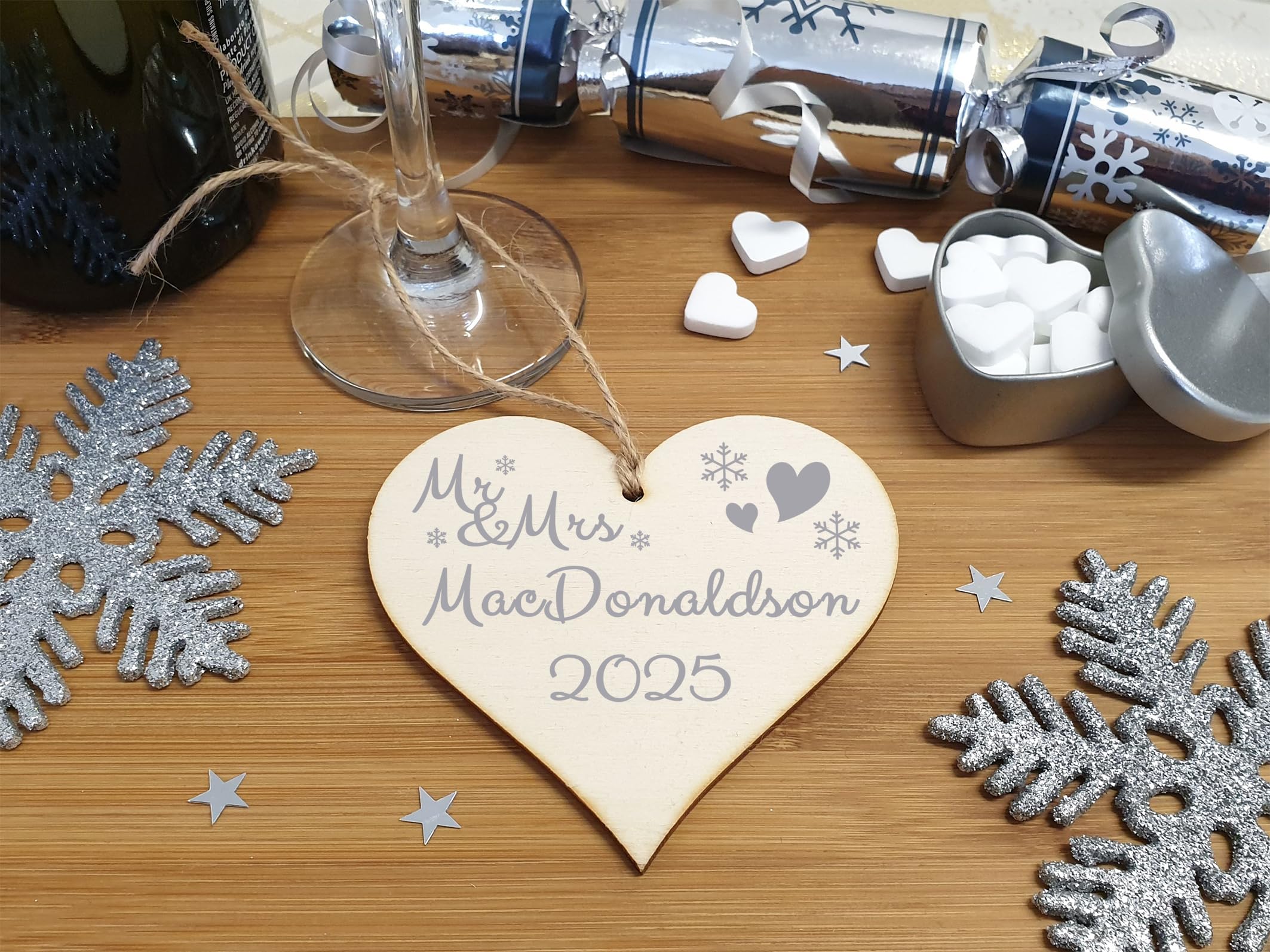 Personalisiertes, handgefertigtes Holzschild in Herzform, zum Aufhängen, Geschenk, um jemandem eine fröhliche Weihnachtskugel zu wünschen