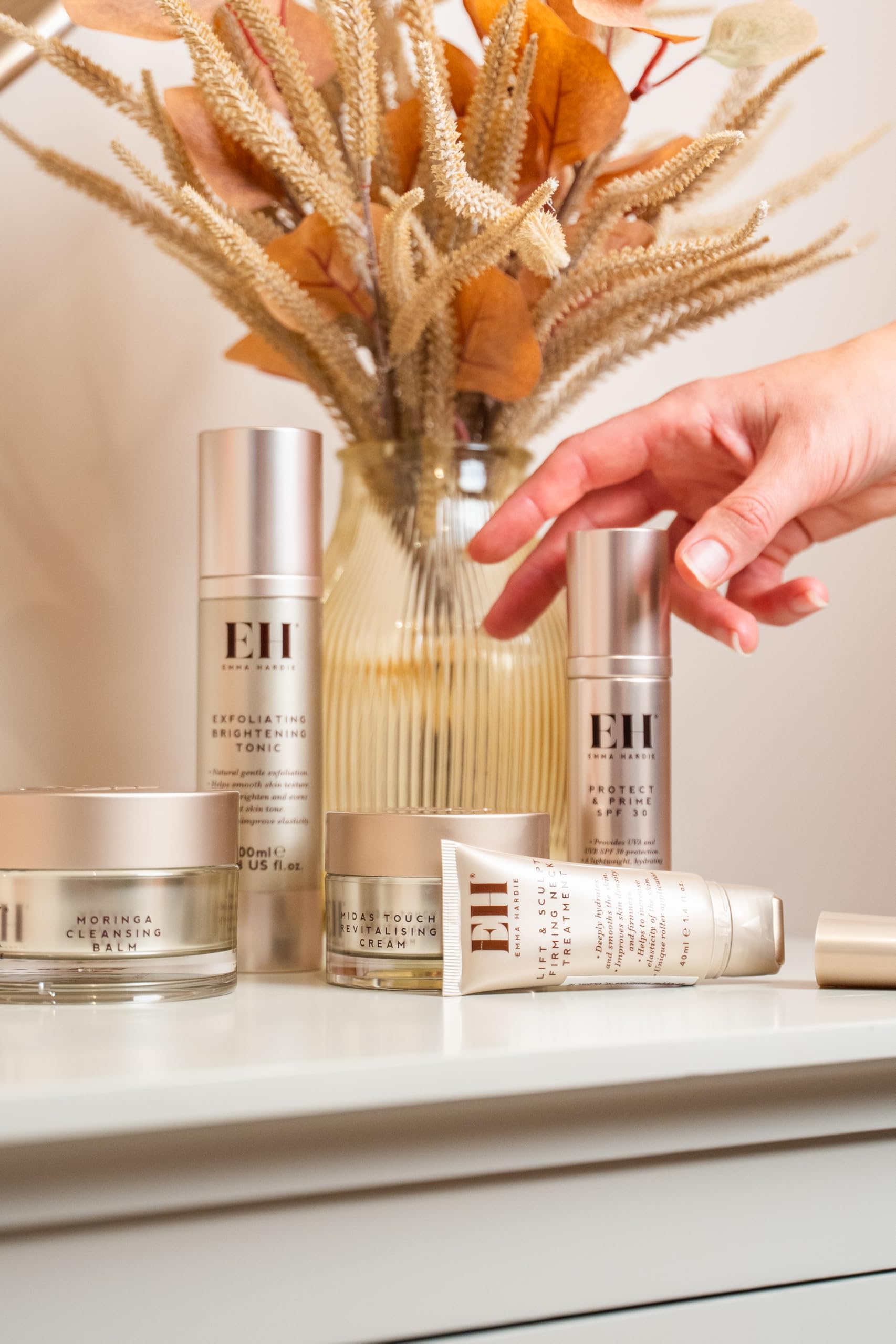 Emma Hardie Protect & Prime 50 ml, Feuchtigkeitsspendende Sonnenschutzcreme (LSF 30) mit Hyaluronsäure, Schützt die Haut vor Schädigender UVA- und UVB-Strahlung, Vegan und Tierversuchsfrei