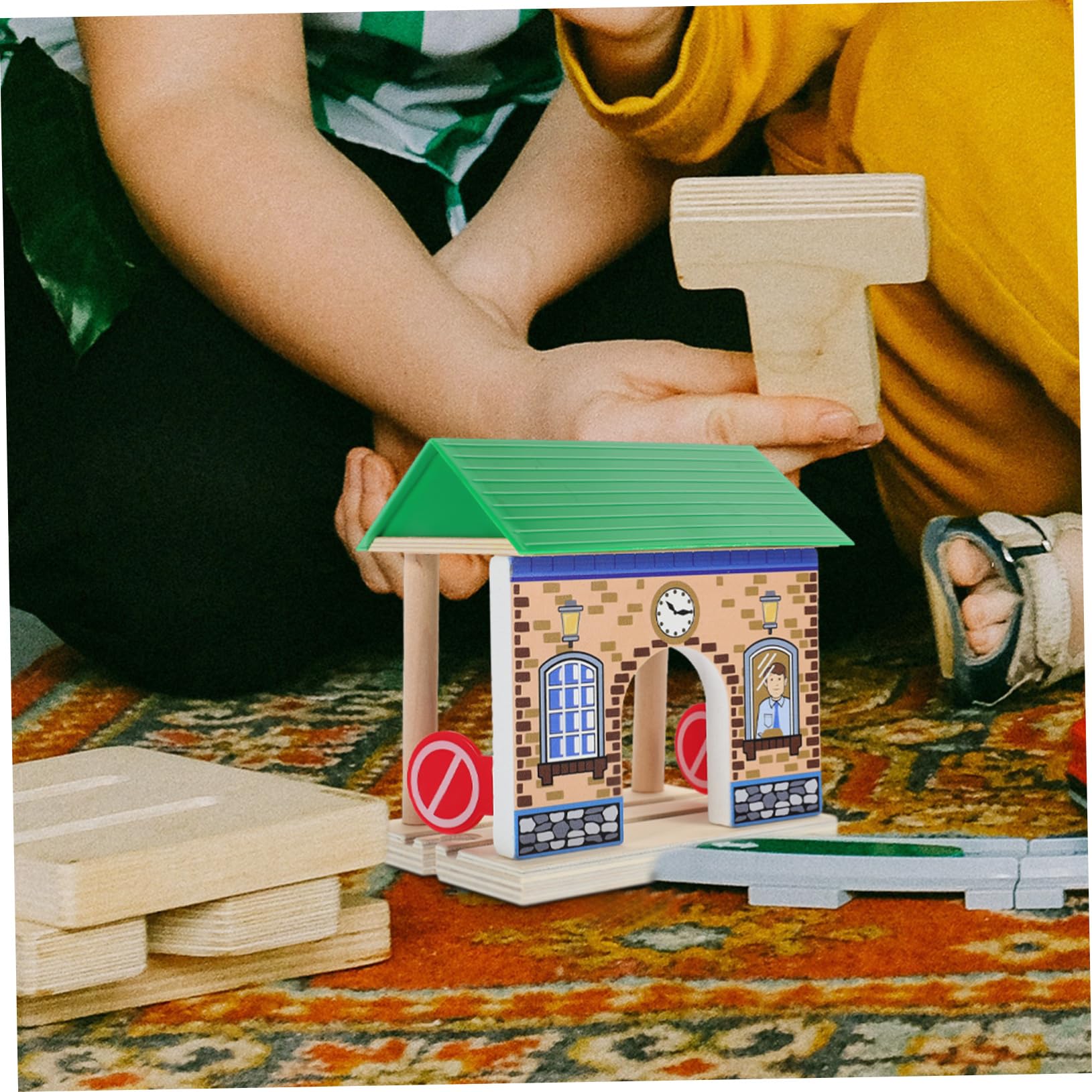 Toyvian Accesorio Superficie Pulida y Resistente de Estación de Tren de Juguete de Madera para Juegos Infantiles en Interiores y Exteriores