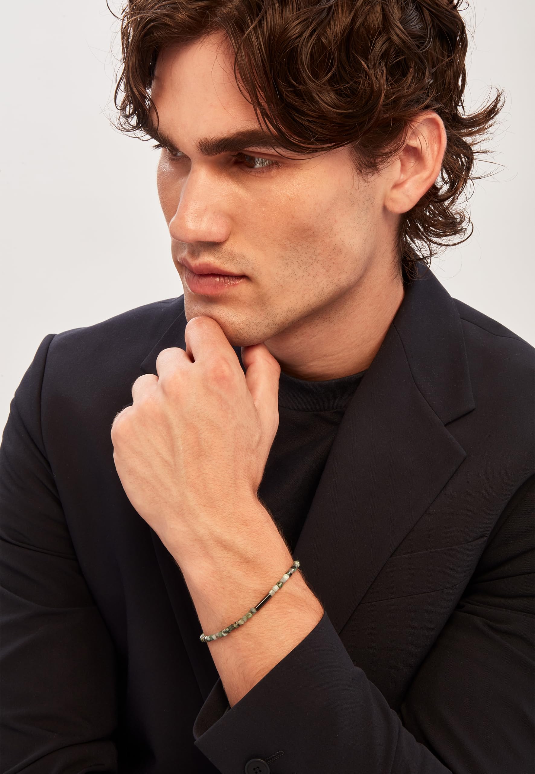 Breil, Priam Collection, Herrenarmband aus Edelstahl in der Farbe Gun mit Zentralem Element und Leuchtenden Edelsteineinsätzen, Schmuckverschluss, Verstellbare Länge 17-22 cm, Geschenkidee für Männer