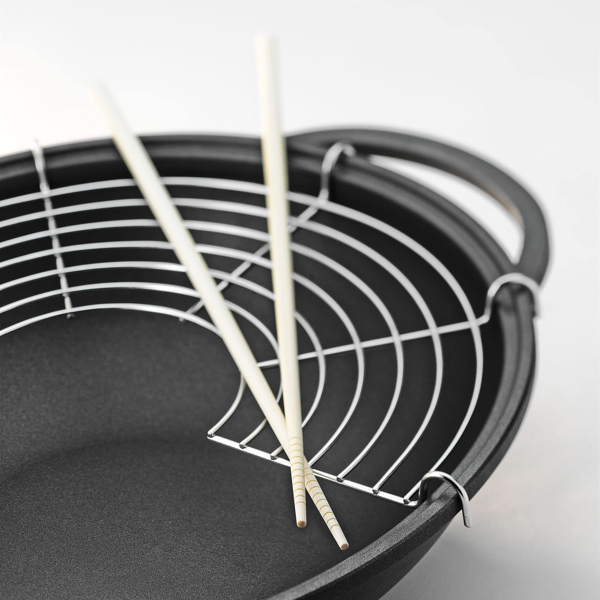 Berndes Classics Wok Bonanza 32 cm, Wokpfanne mit Glasdeckel und Stäbchen, 3-lagiger Antihaftversiegelung und Holzgriff, robuster Aluguss, antihaft beschichtet, grau