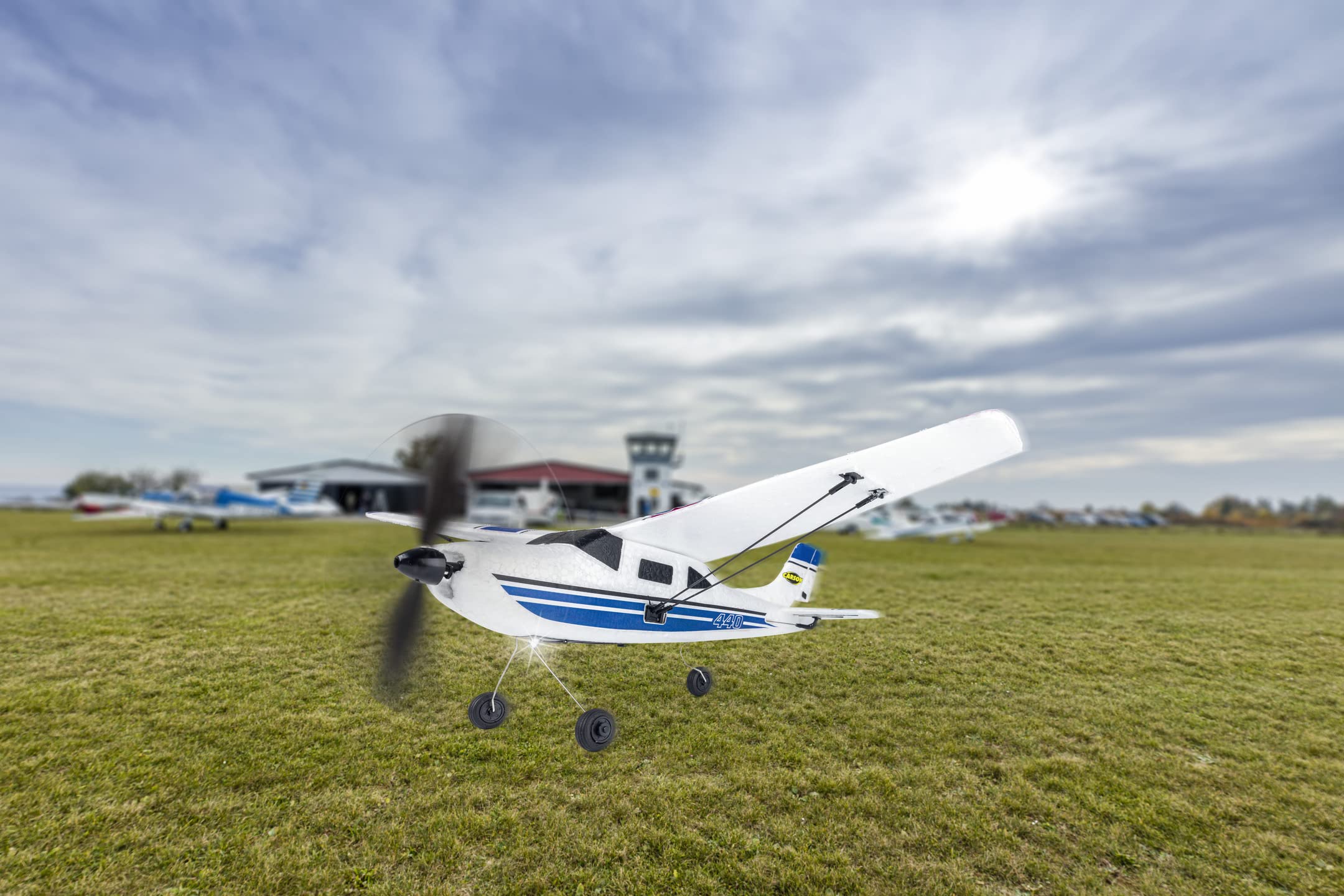 Carson 500505034 Aereo sportivo RC 2,4 GHz 100% RTR blu - modellino di aereo telecomandato, aereo RC, robusto modello RTF (Ready to Fly) per principianti, incluse batterie e telecomando