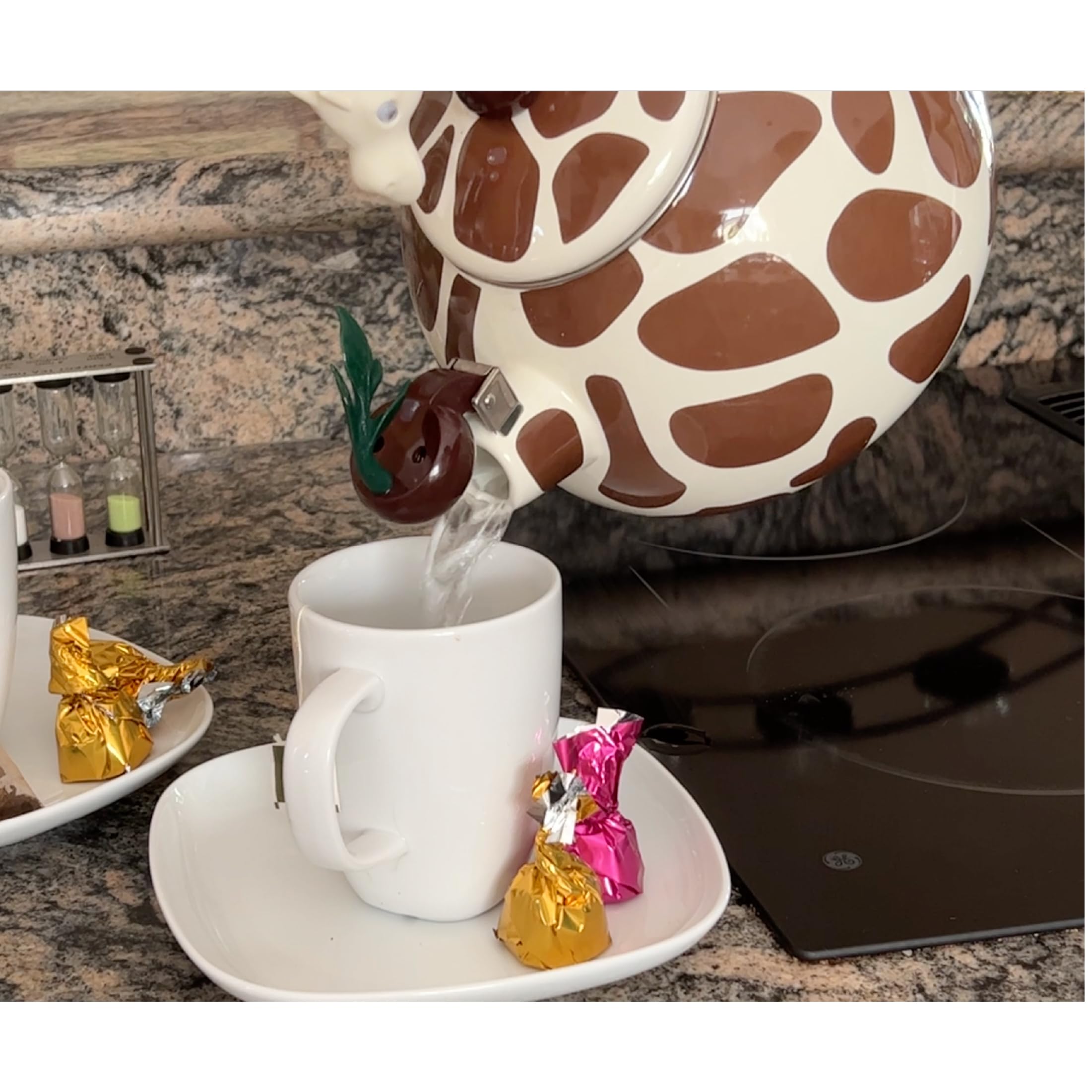 Trenton Gifts Giraffe Design - Hervidor de té silbante - Tetera de acero esmaltado para estufa - Bonitos accesorios de cocina - 2.1 cuartos de galón