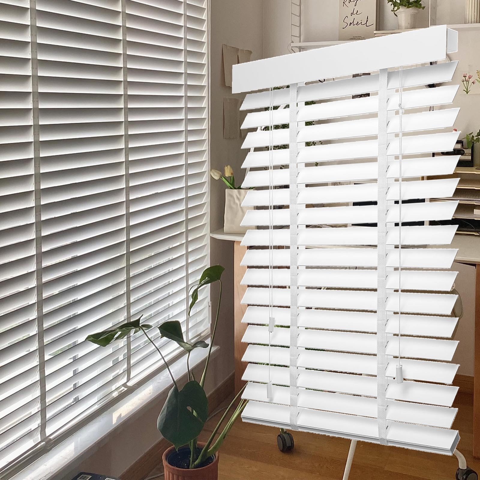 Persianas de madera maciza para un control de luz absoluto y estilo natural en el salón