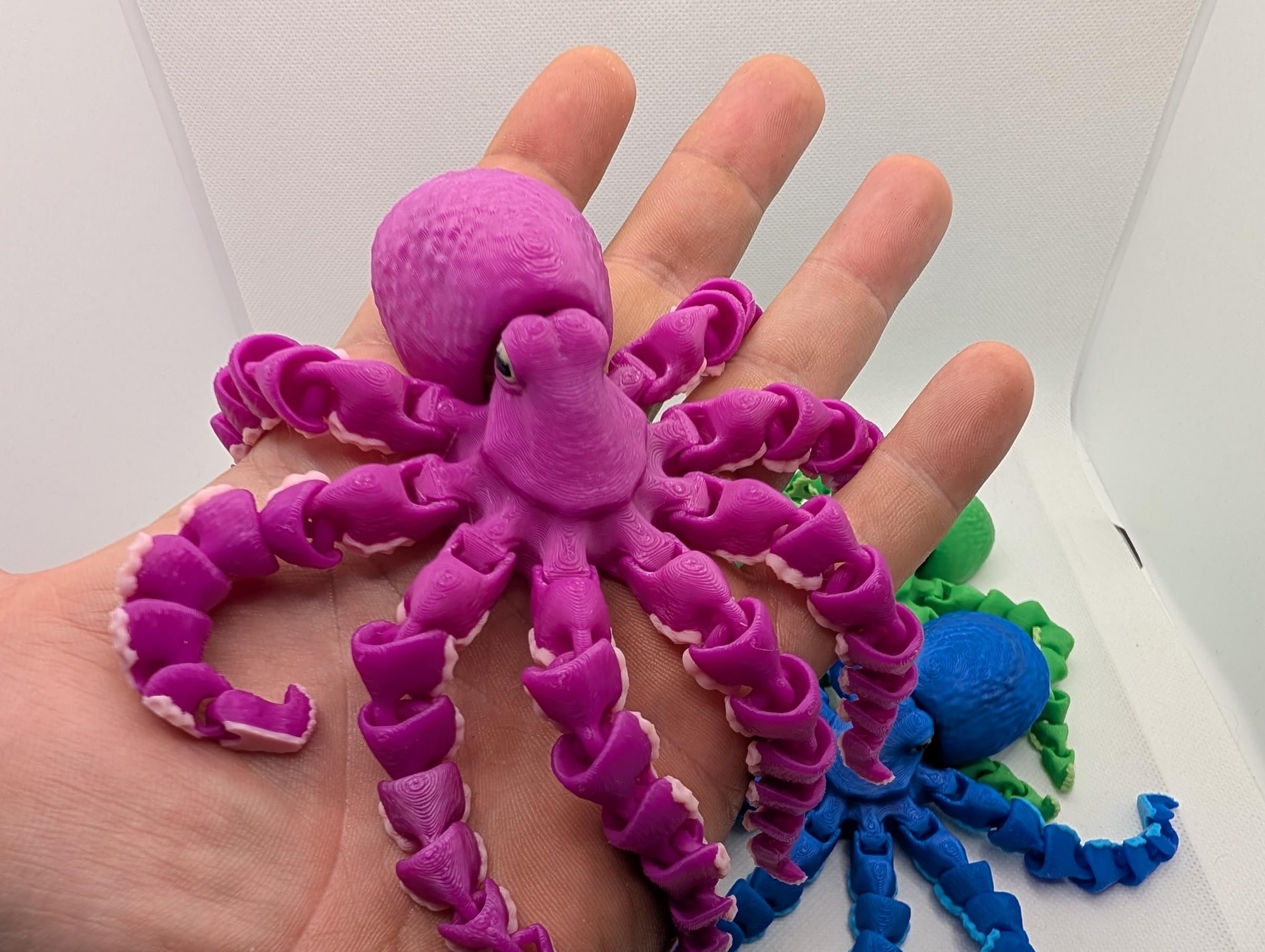 Small Articulating Octopus Figurine – 3D Printed Flexible Desk Ornament | Handmade PLA Display Piece in 5 Colours (Fuschia)