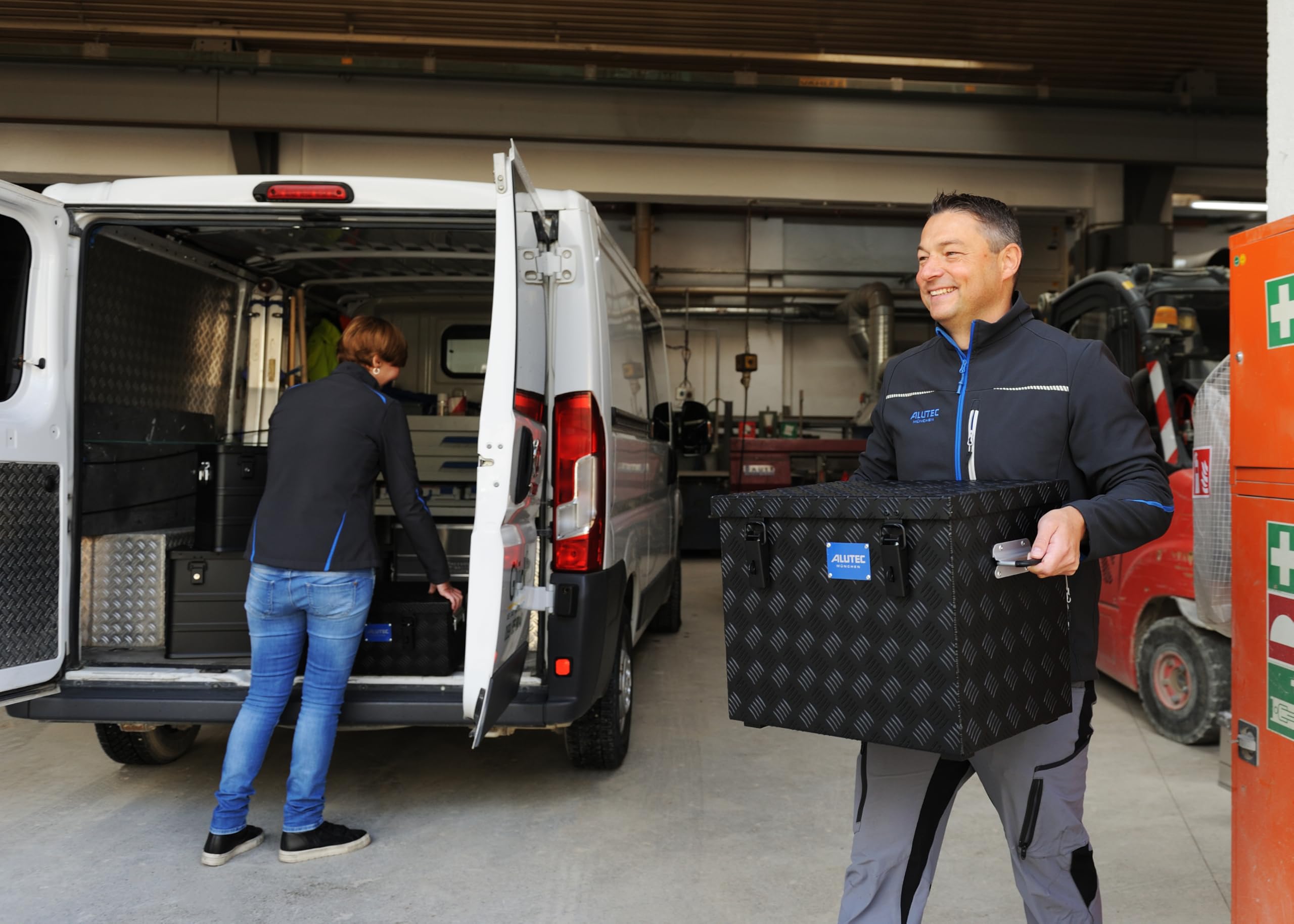 ALUTEC Aluminiumbox Extreme 37 (Farbe Schwarz, Inhalt 37 ltr., Innenmaße (LxBxH) 600 x 250 x 250 mm/Außenmaße (LxBxH) 622 x 275 x 270 mm, Aufbewahrungsbox, Alubox) 41037BLACK