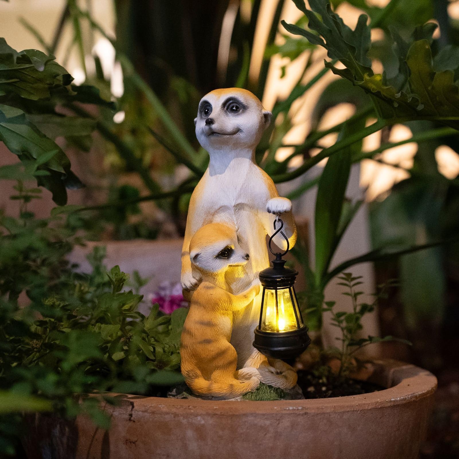 Solar Erdmännchen Gartenfigur mit Solarlaterne, Kunstharz, Stil 1 | Solarbetriebene Laterne leuchtet automatisch bei Dunkelheit, wetterfeste Harzfigur für Garten, Terrasse und Fensterbank