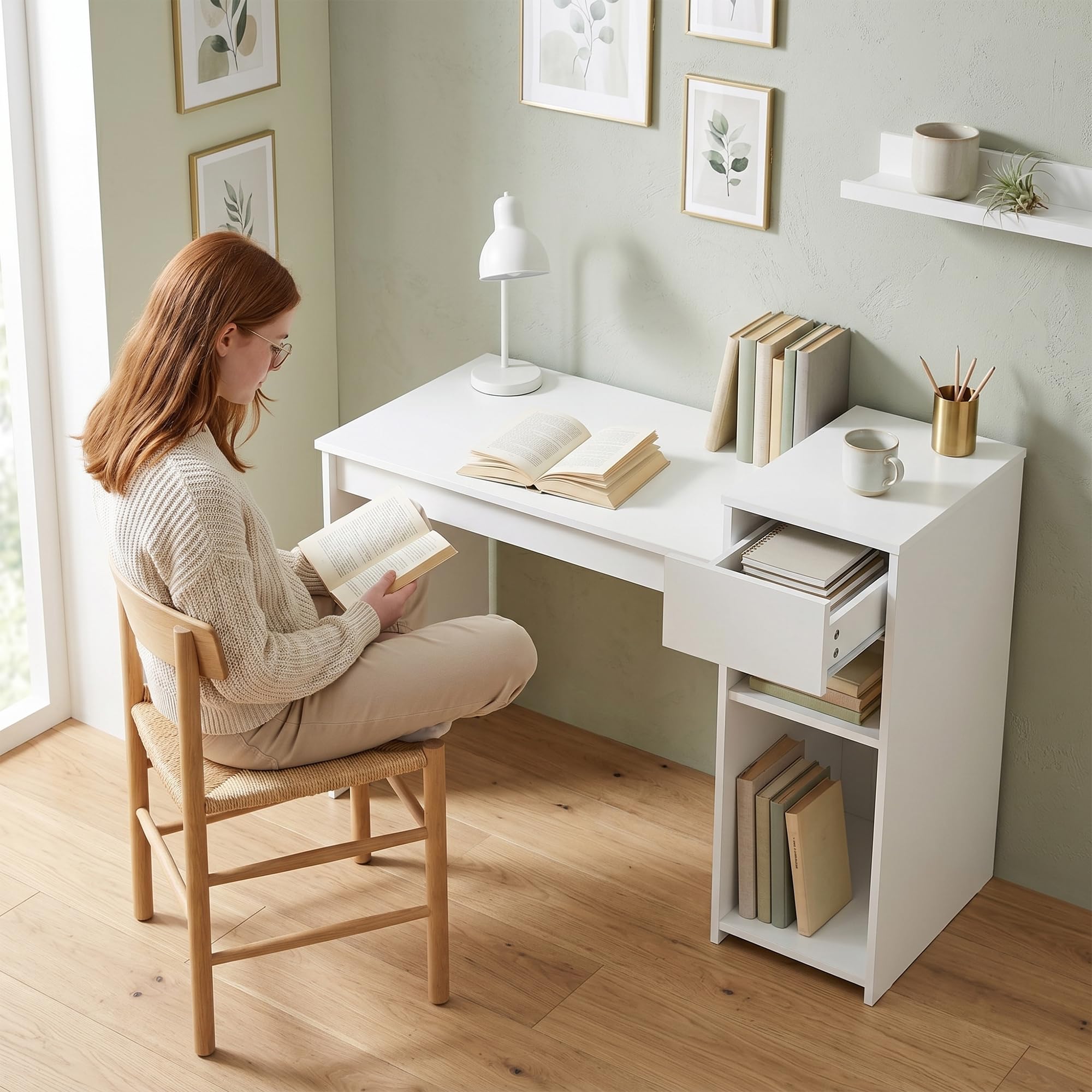 HOMCOM Scrivania Salvaspazio Moderna con Cassetto e Spazio per PC Tower, Scrivania con Scaffale in Legno, Tavolo Porta PC per Computer, per Ufficio, Studio e Camera da Letto, 108x50x82cm, Bianco