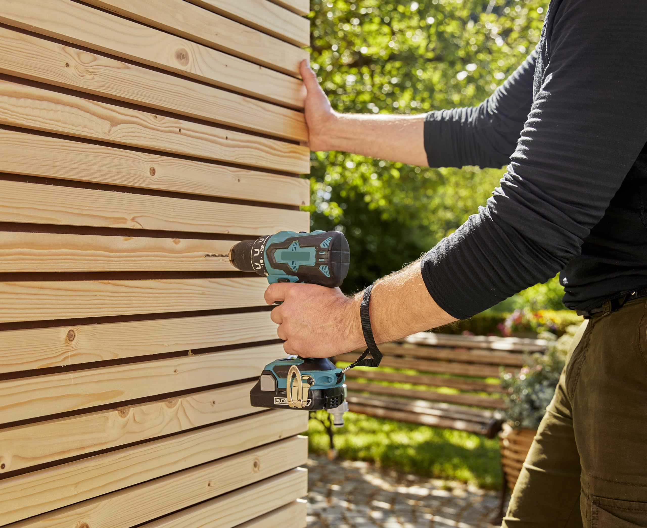 GARDENA Enrouleur de tuyau d'arrosage rétractable à montage mural, verrouillage à n'importe quelle longueur, pivote à 180 degrés, ingénierie allemande de précision, garantie 5 ans. Solution de