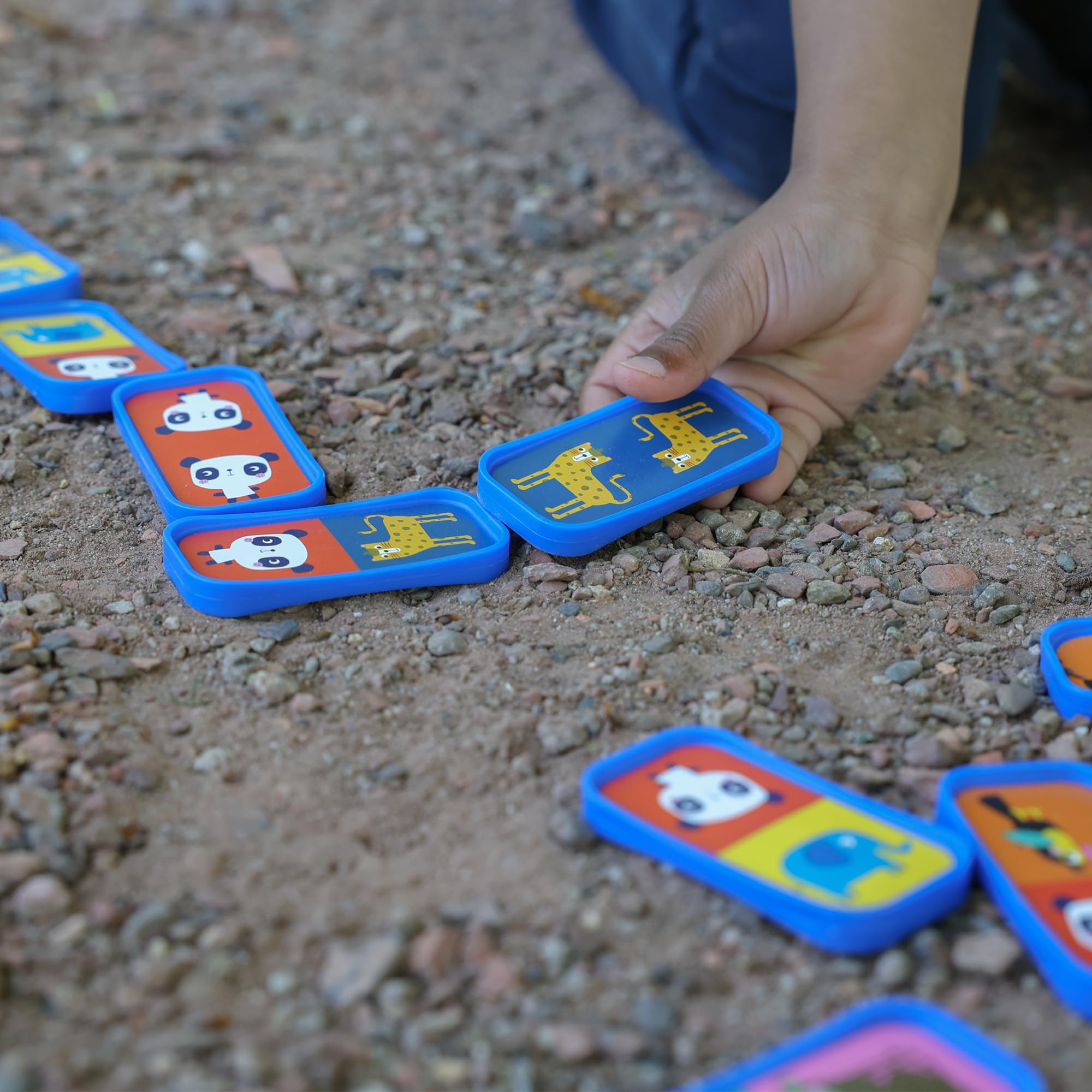 SES Creative | Domino Street – Jeu de Société Géant Enfant 3 Ans+ | 28 Pièces Animaux | Activité Éducative Extérieure | Grandes Tuiles + Sac Textile | Coordination Motricité | 14773