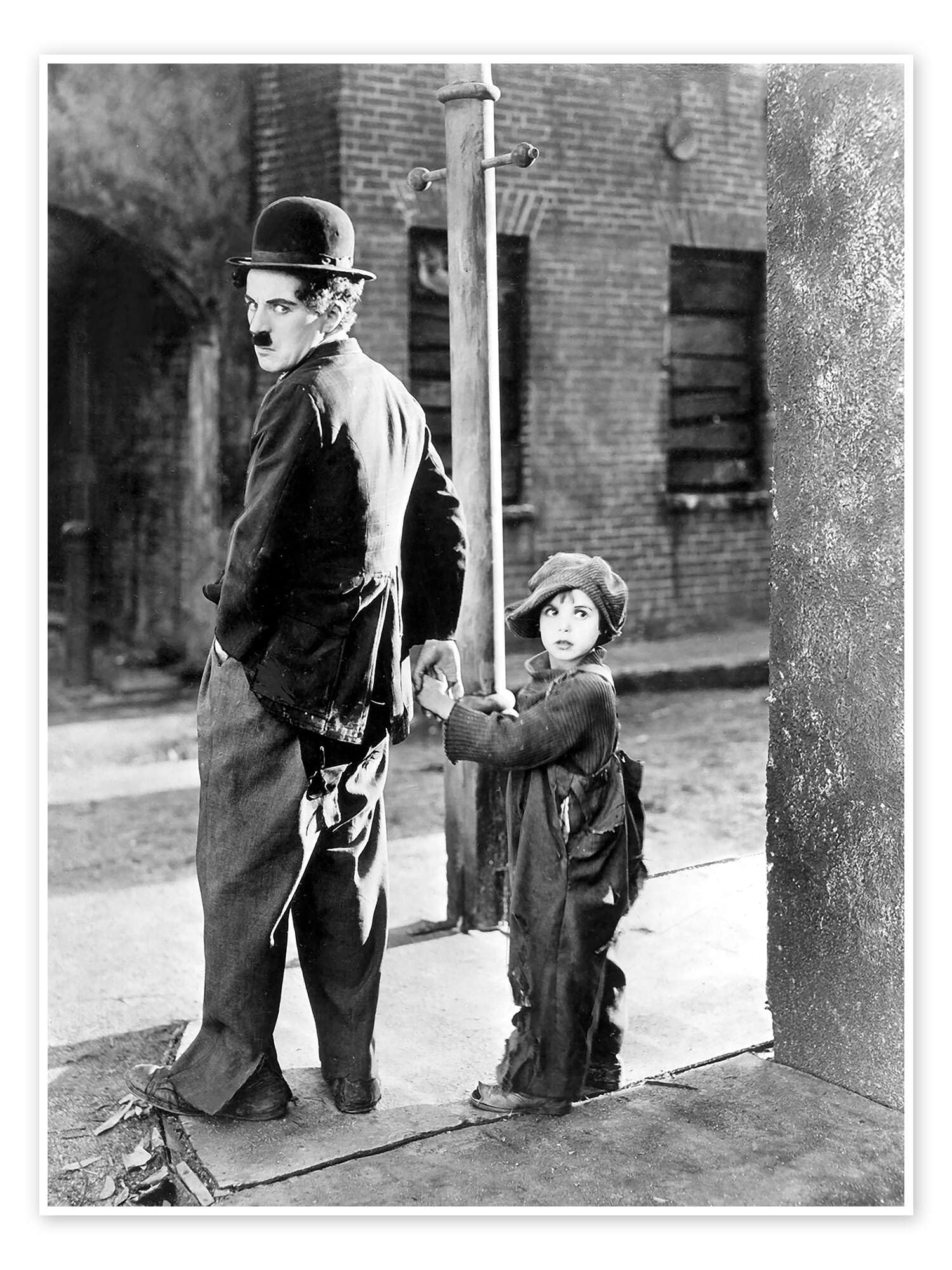 Posterlounge Il monello, Charles Chaplin e Jackie Coogan, 1921 Poster | 100 x 130 cm Nero e Bianco Quadri Decorazione per pareti