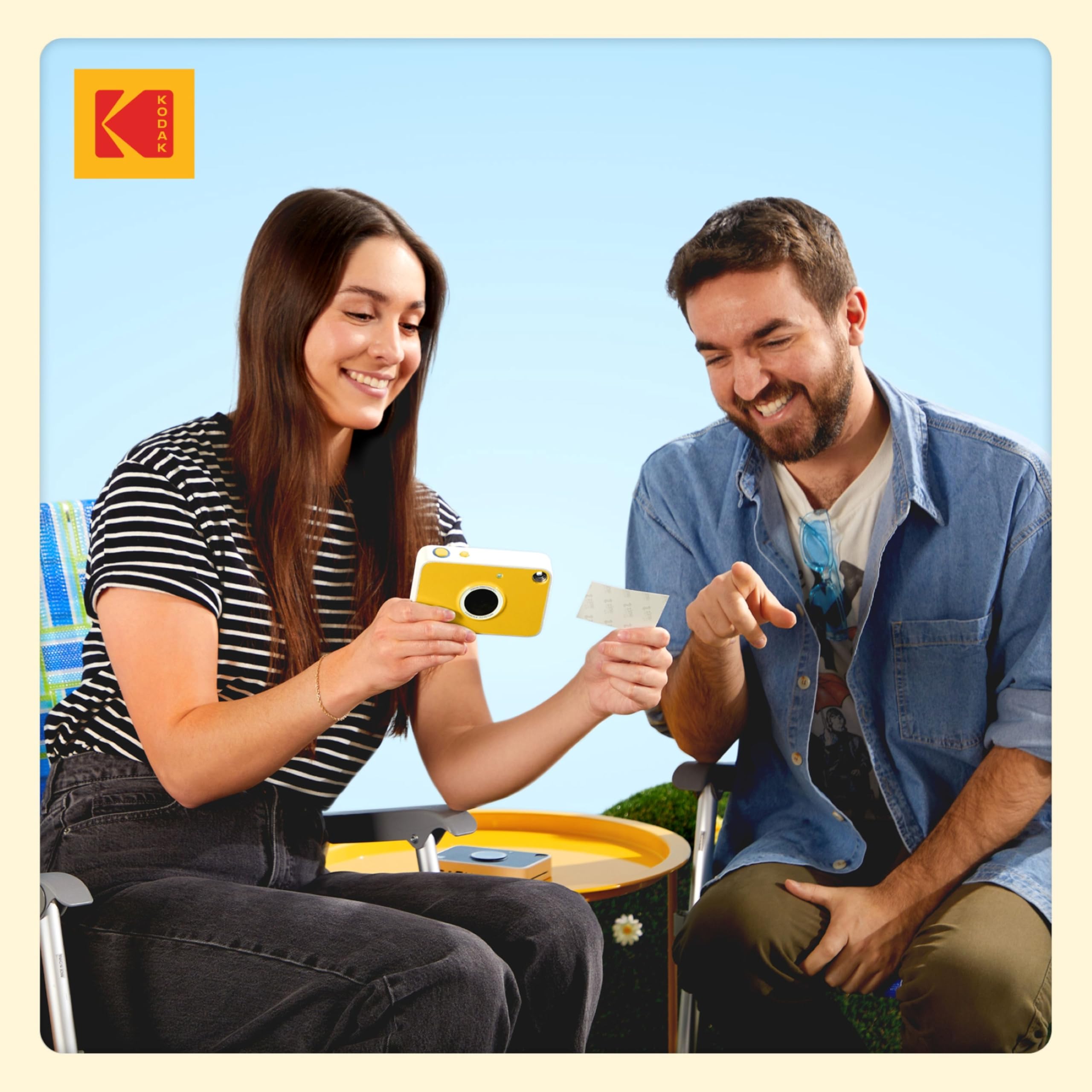 KODAK Printomatic+ Fotocamera Istantanea 10MP Kit Iniziale (Rosa) con Custodia, RGB LED e Carta Adesiva Zink 20pz – Giallo