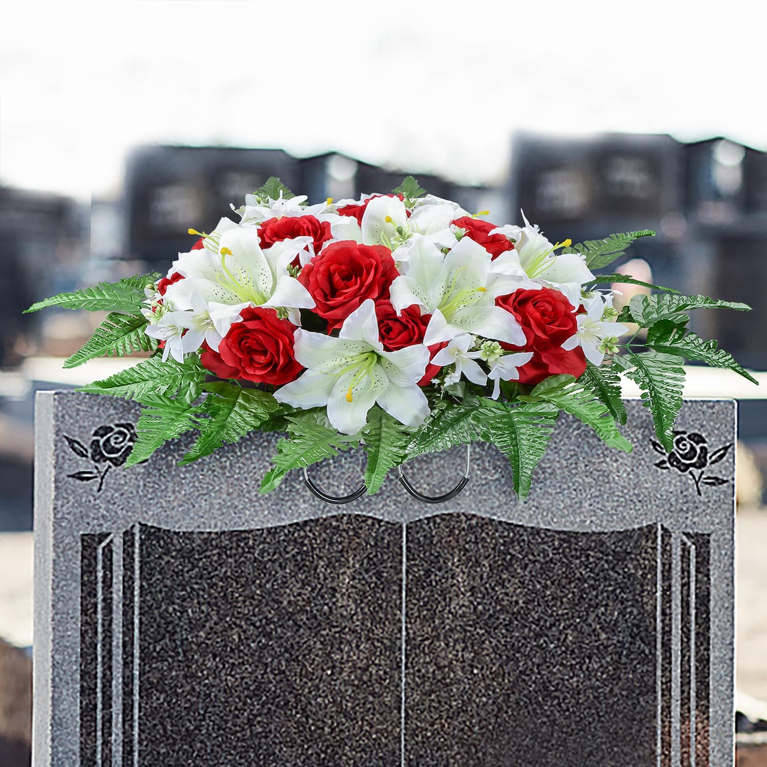 Fleur Artificielle pour Pierre tombale, Fleurs de cimetière, Bouquets de lys Roses artificiels pour décoration extérieure de Pierre tombale. (Lys Blanc, Selle de Fleurs)