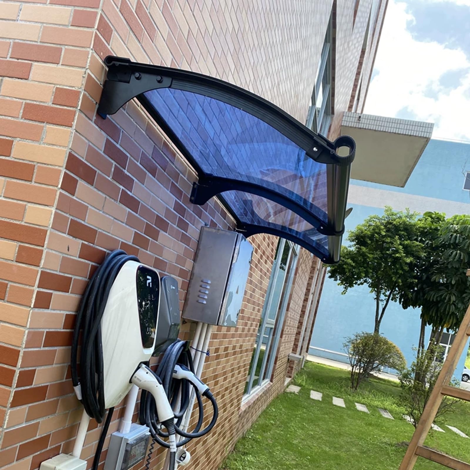 Auvent de porte d'entrée pour accueillir vos invités à l'abri de la pluie