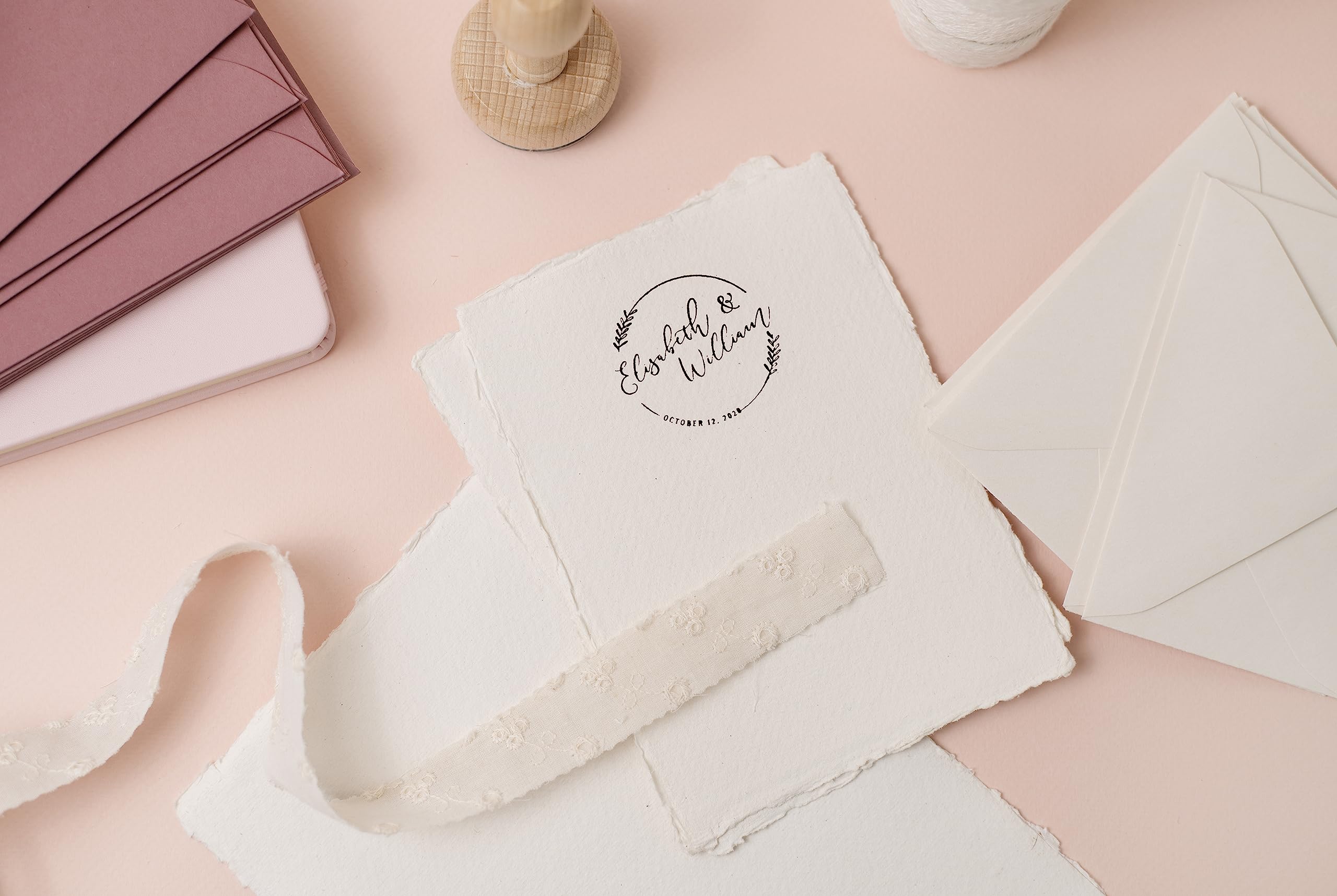 Stamp by Me | Sello Personalizado para Boda | 12 Diseños Exclusivos | Sello de Madera | Ideal para Sobres e Invitaciones de Boda | Tampón de Tinta | Nombres y Fecha |Corona de Círculos y Flores Boho